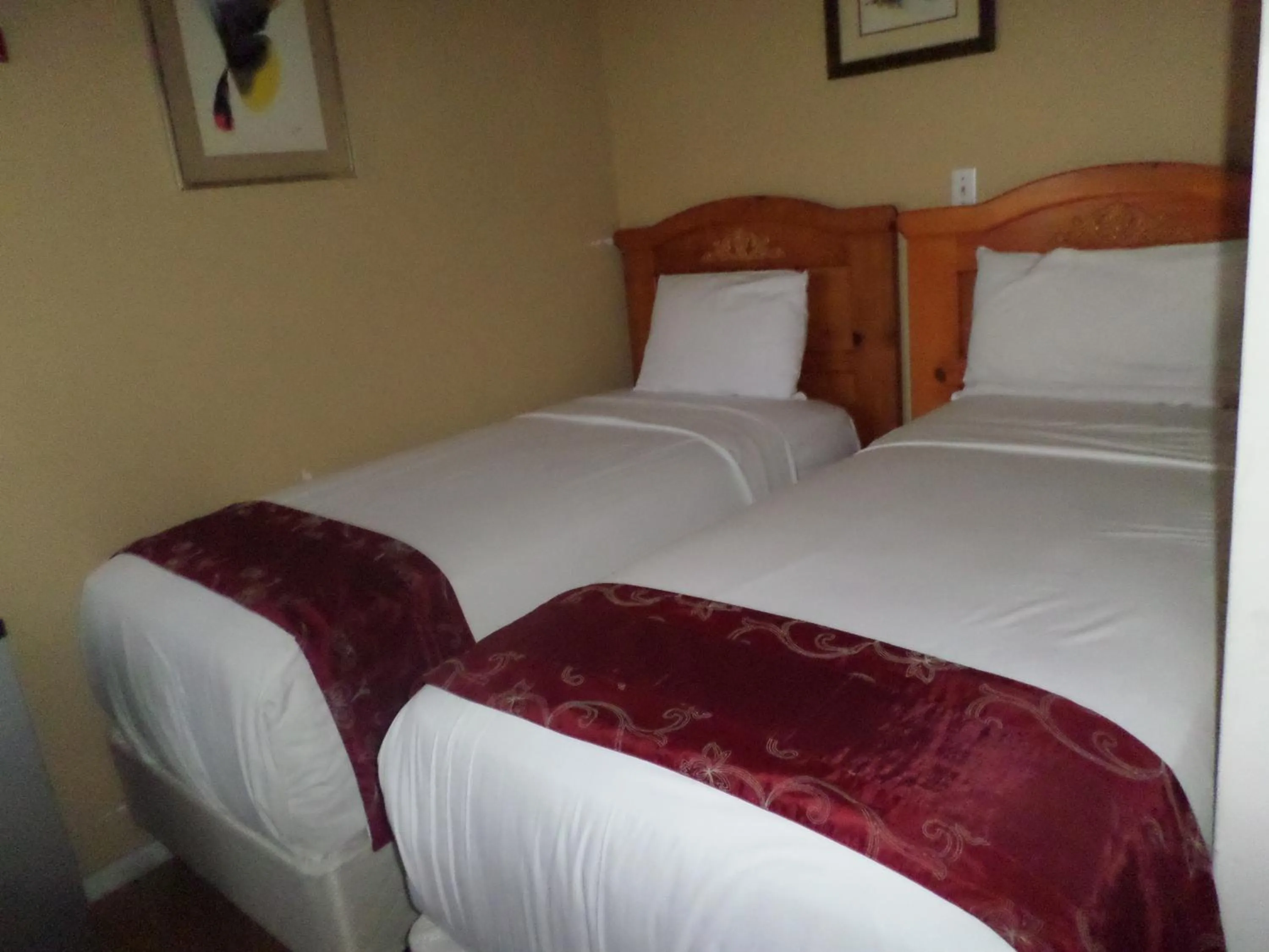 Bed in Rest Haven Motel