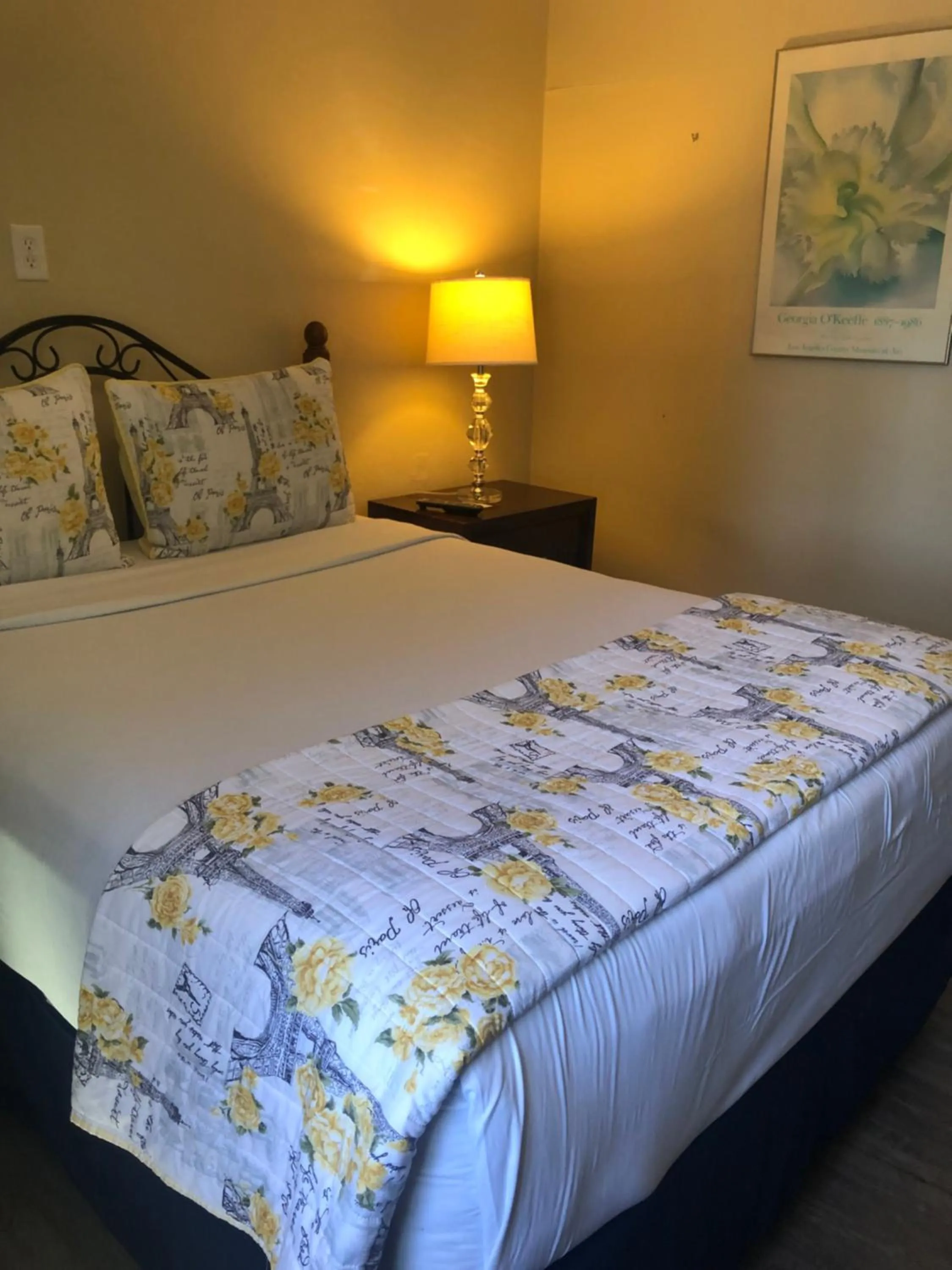 Bed in Rest Haven Motel