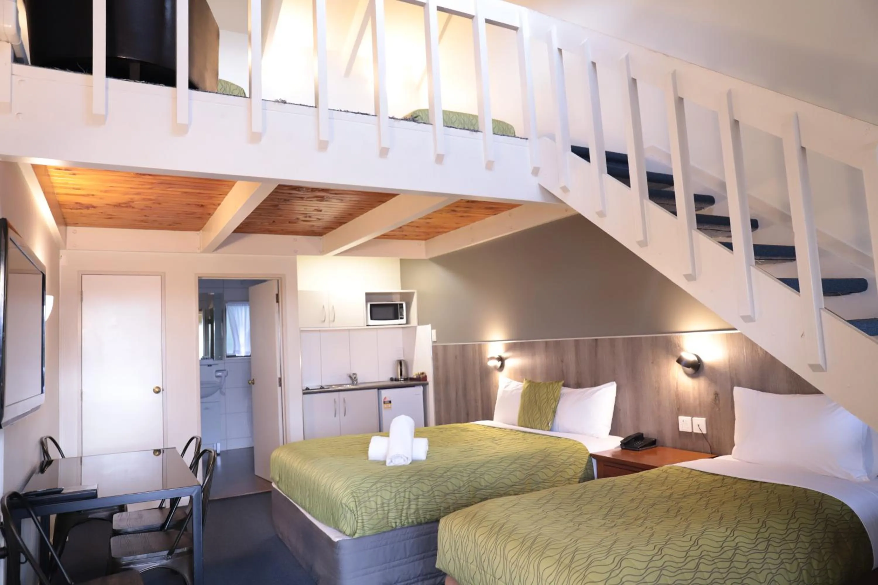 Bedroom, Bed in Airport Manor Inn