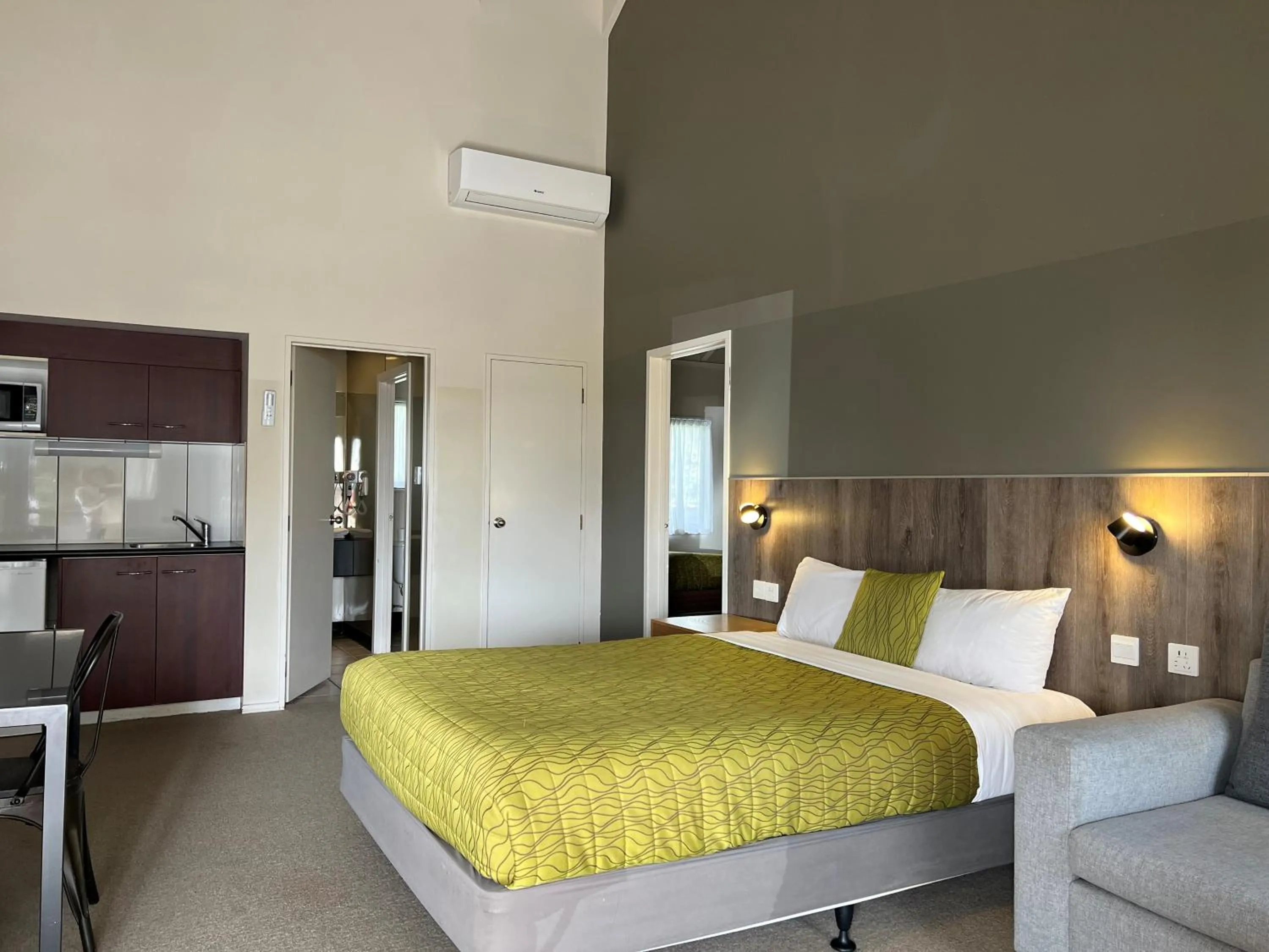 Bed in Airport Manor Inn