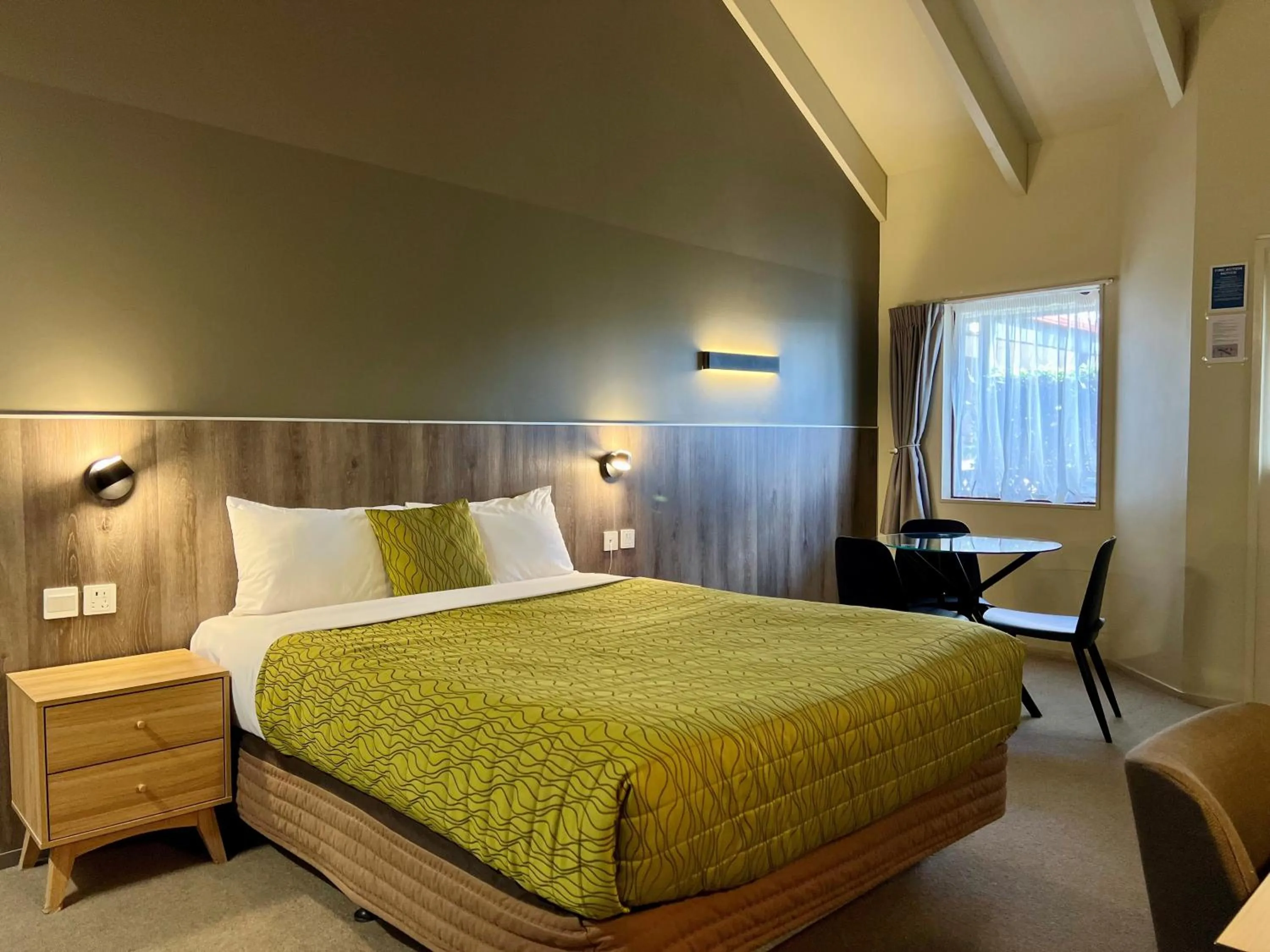 Bed in Airport Manor Inn