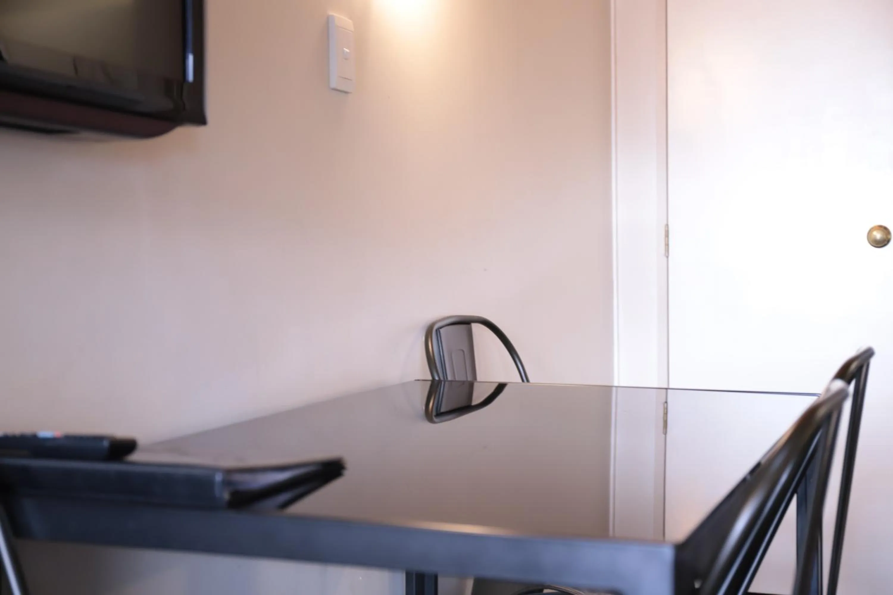 Dining area in Airport Manor Inn