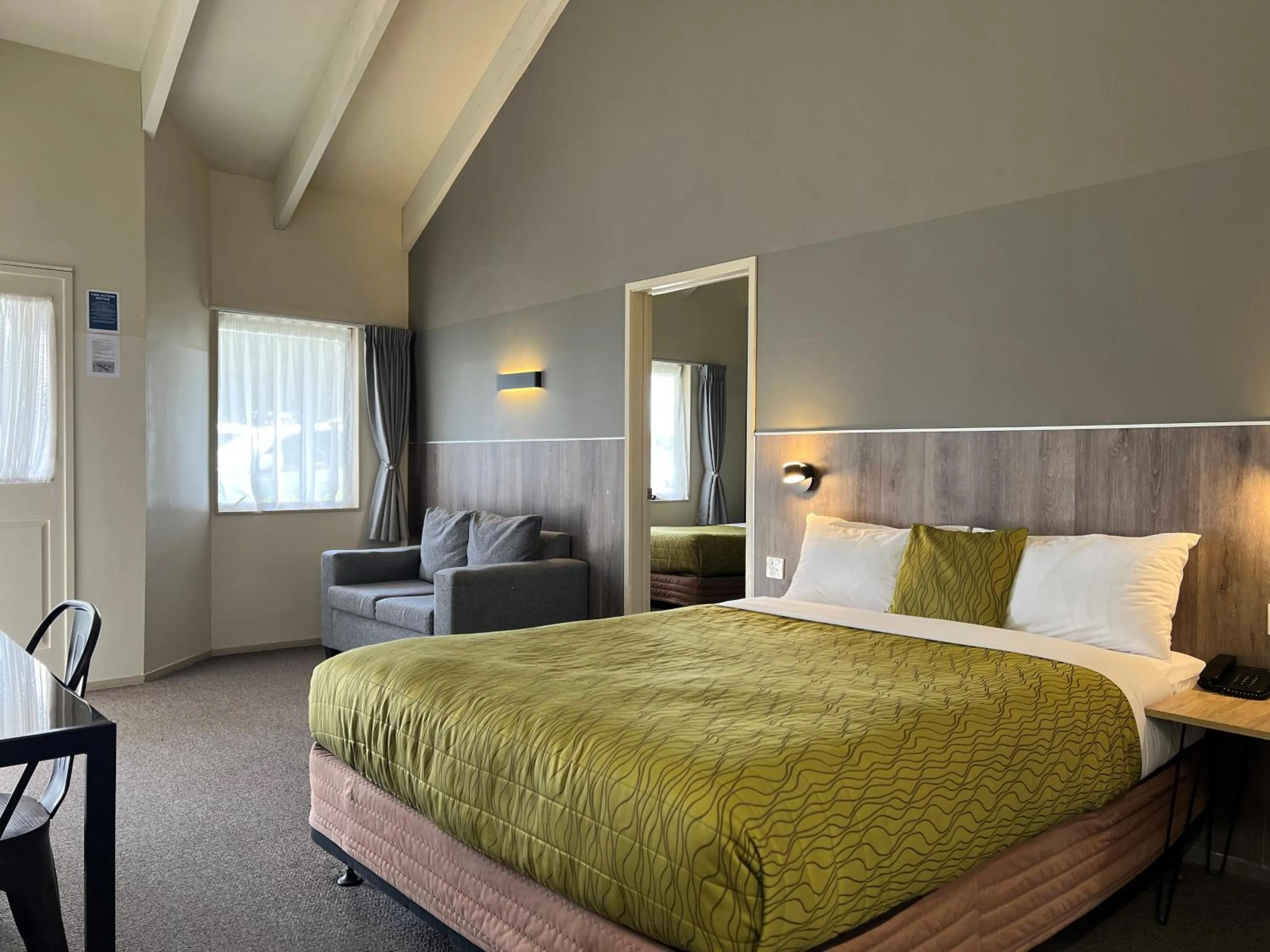 Bed in Airport Manor Inn