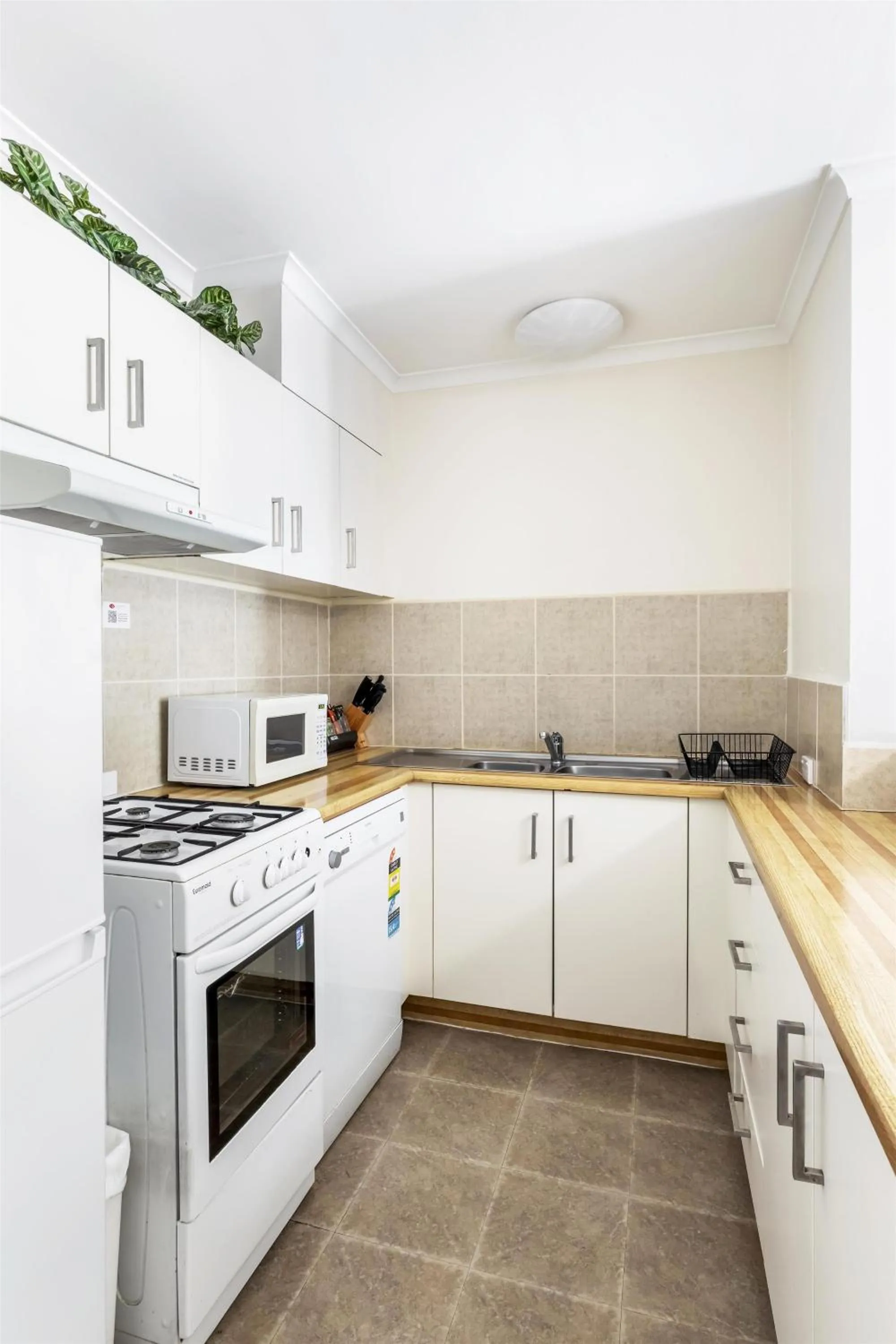 Kitchen or kitchenette in Metro Apartments on King