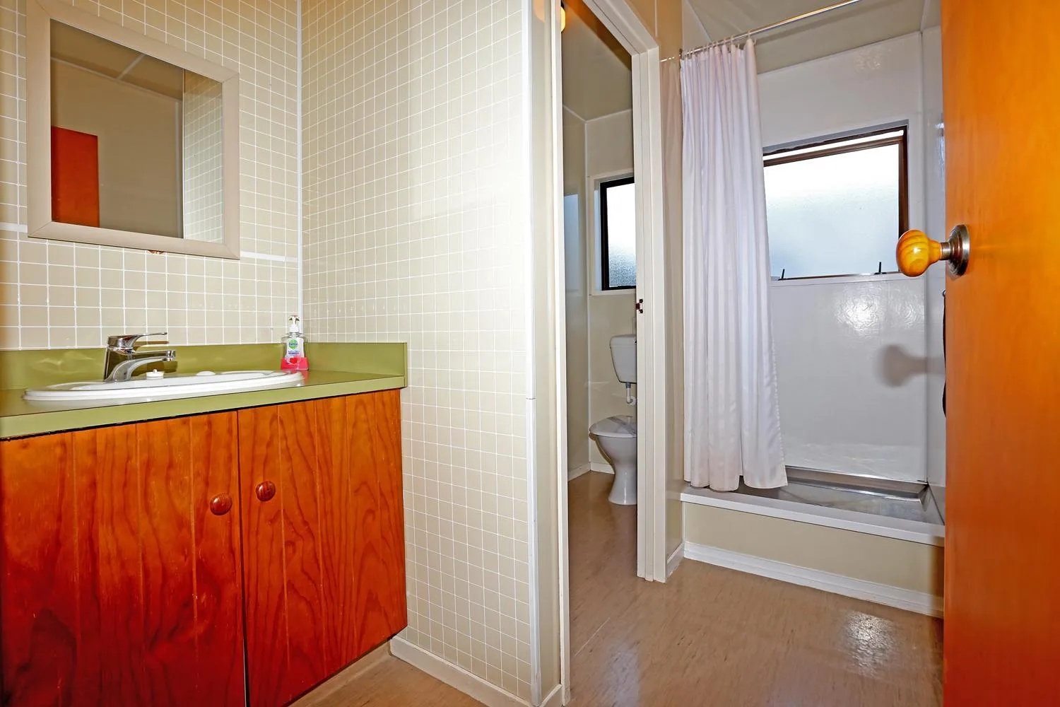 Shower in Waiuku Lodge Motel