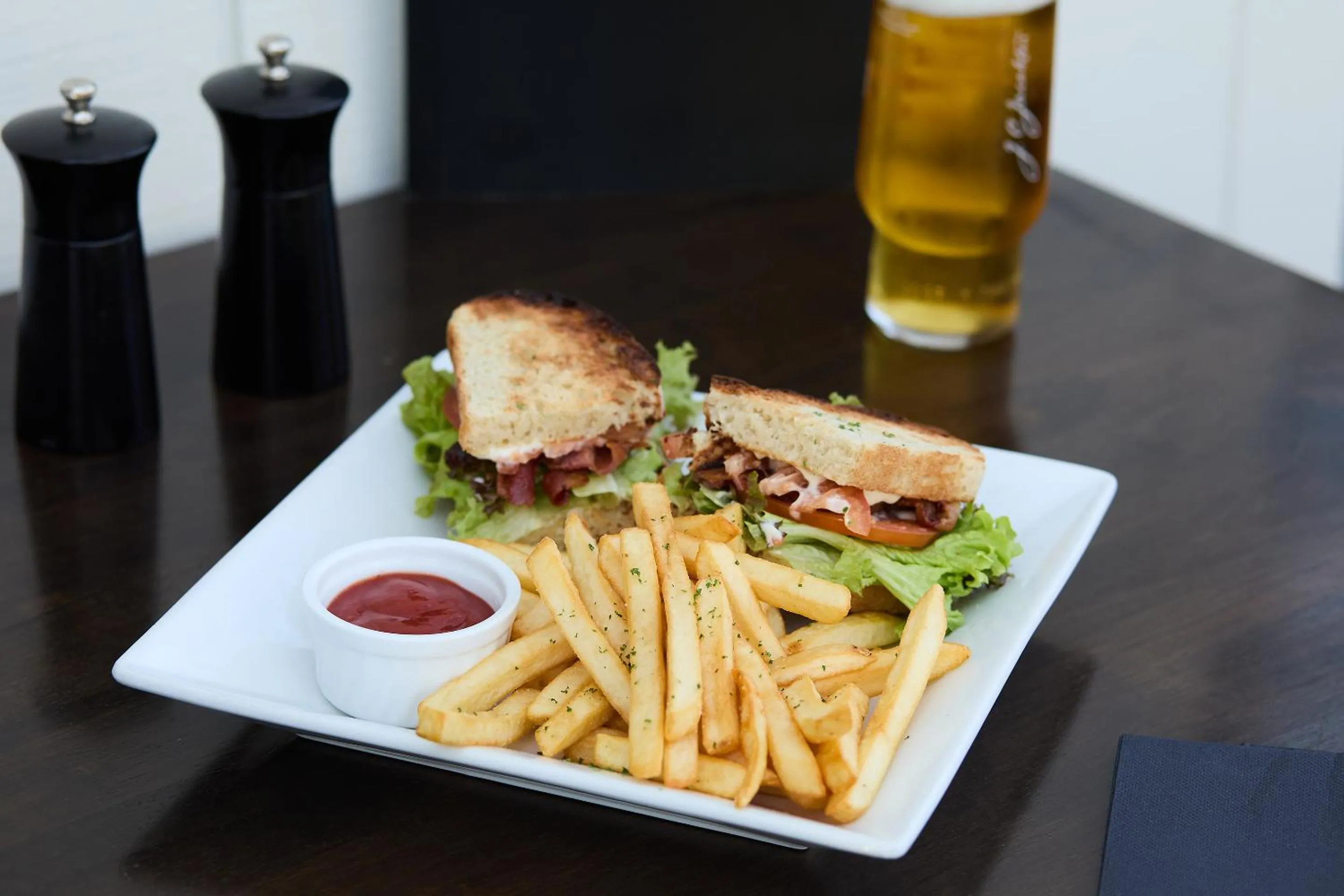 Restaurant/places to eat in Pavilions Hotel