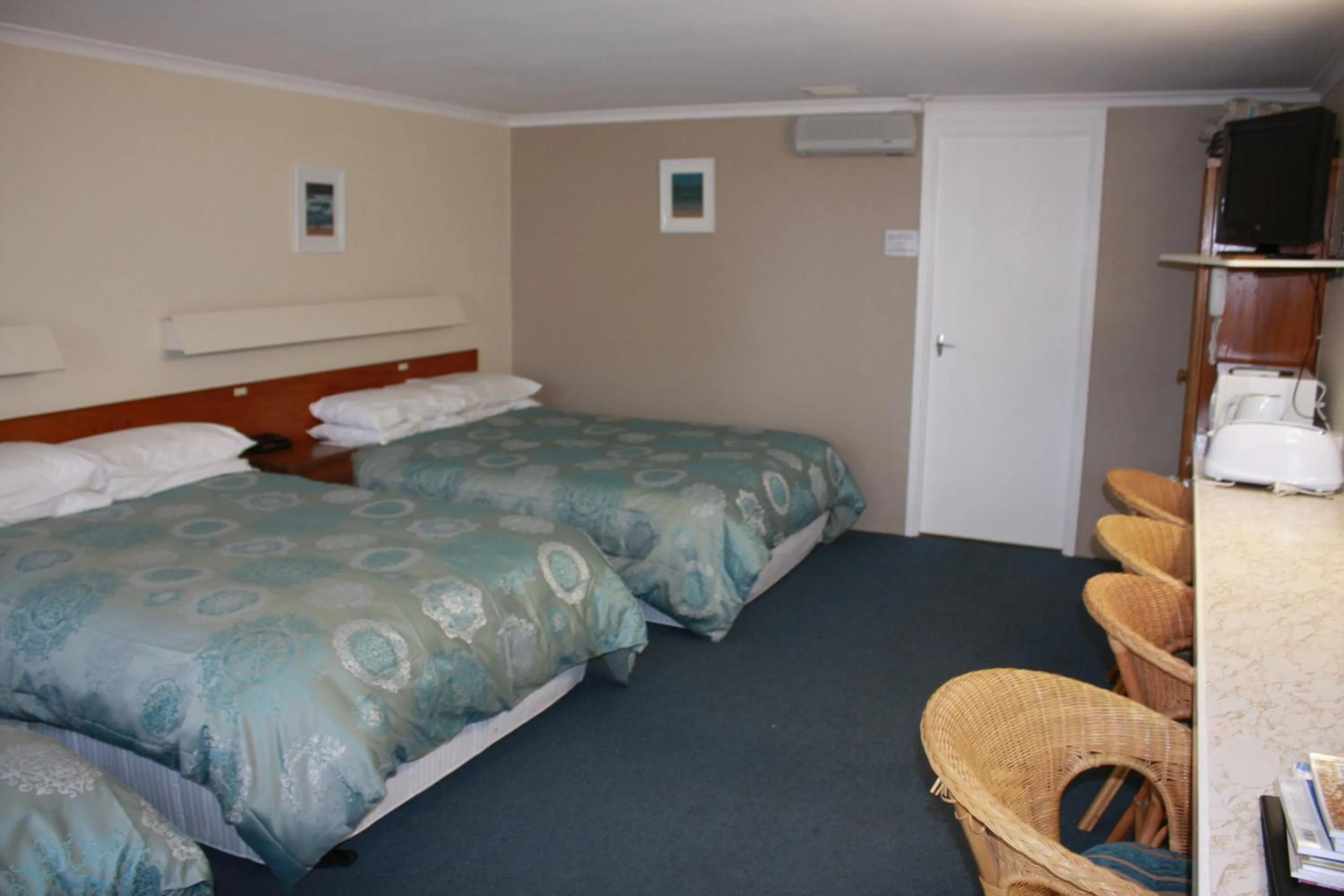 Photo of the whole room, Bed in Opal Motel