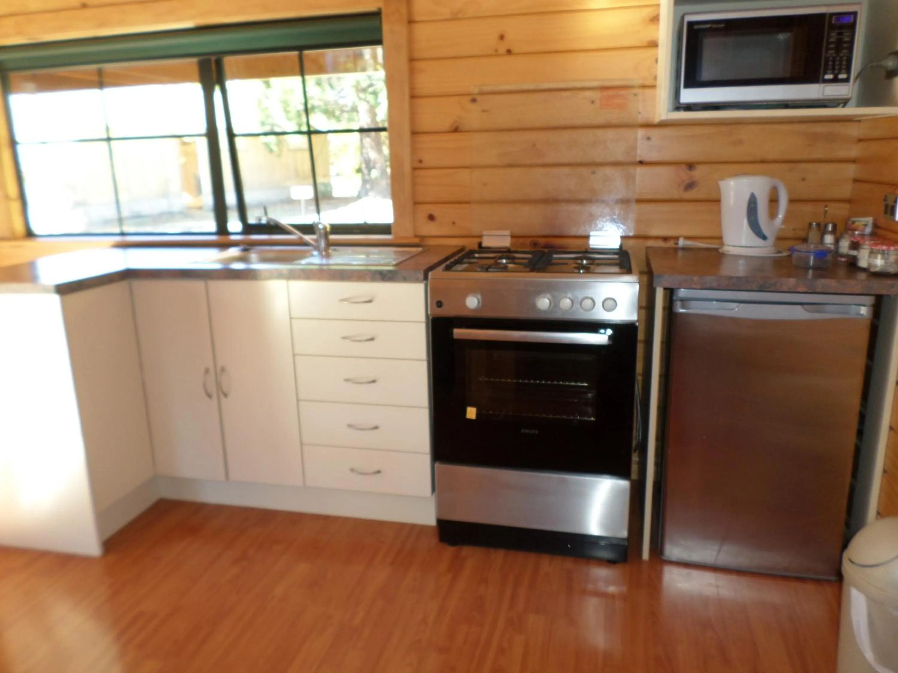 Kitchen or kitchenette in Central Chalets Ltd