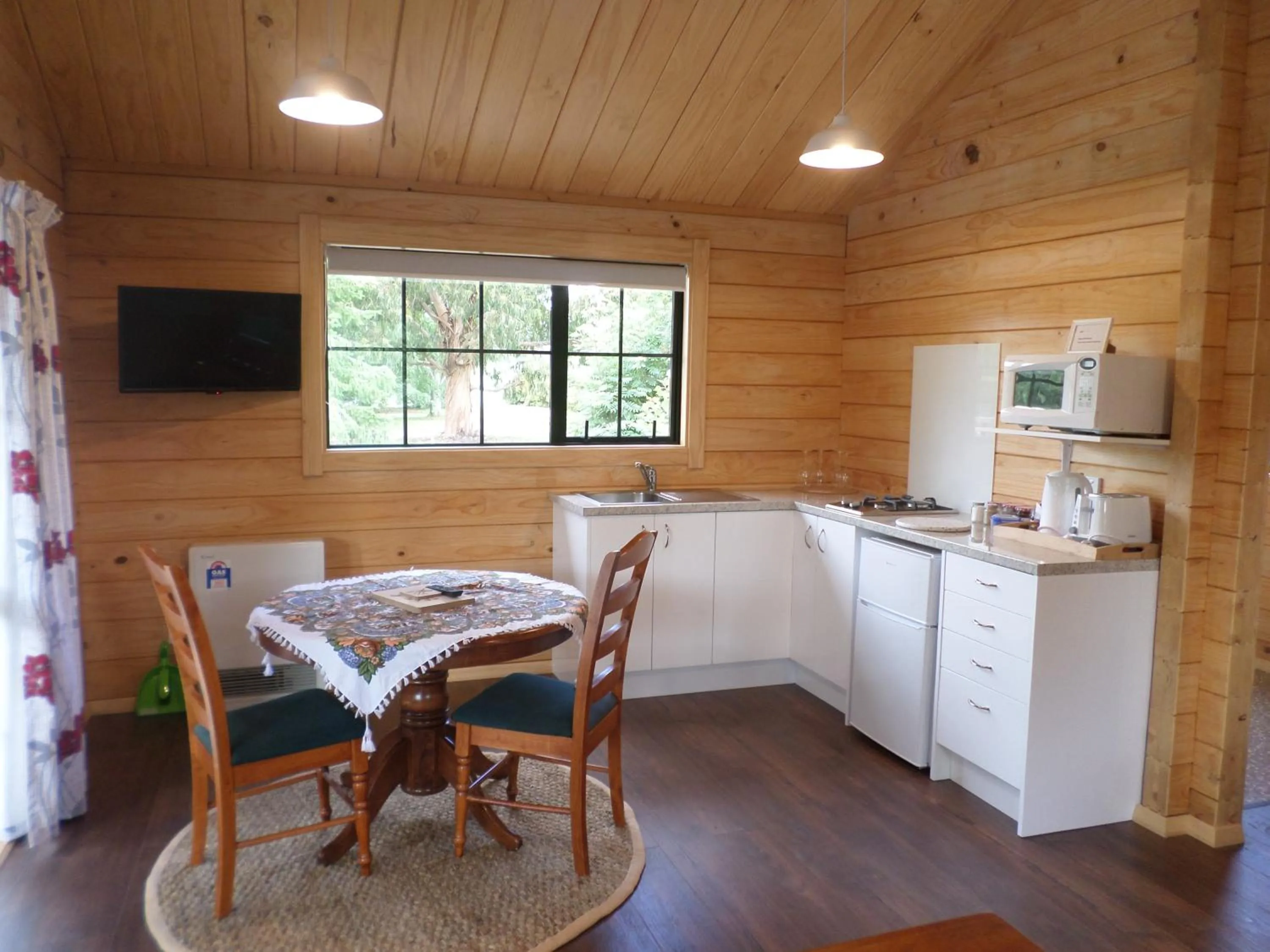 Kitchen or kitchenette in Central Chalets Ltd