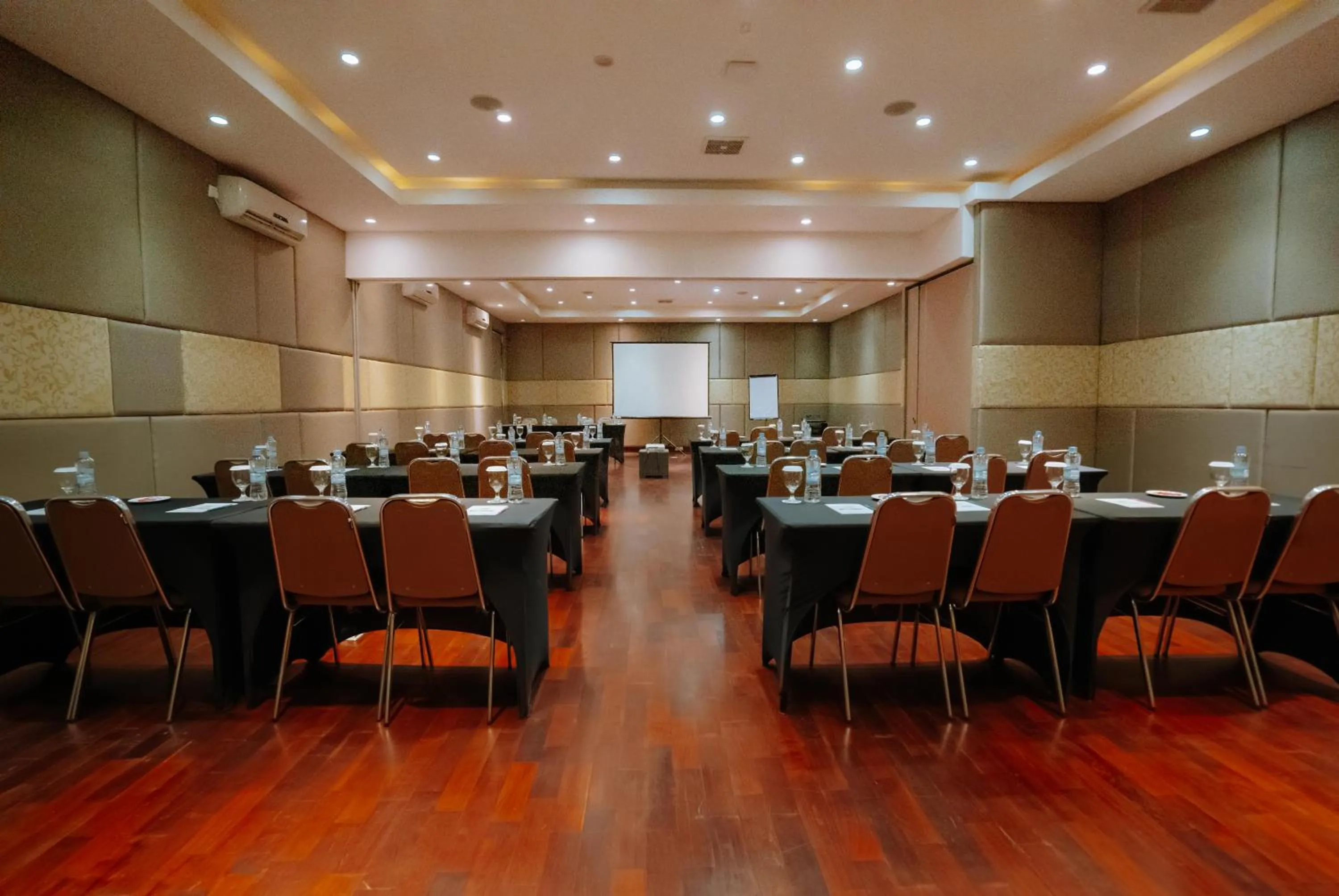 Meeting/conference room in Praja Hotel