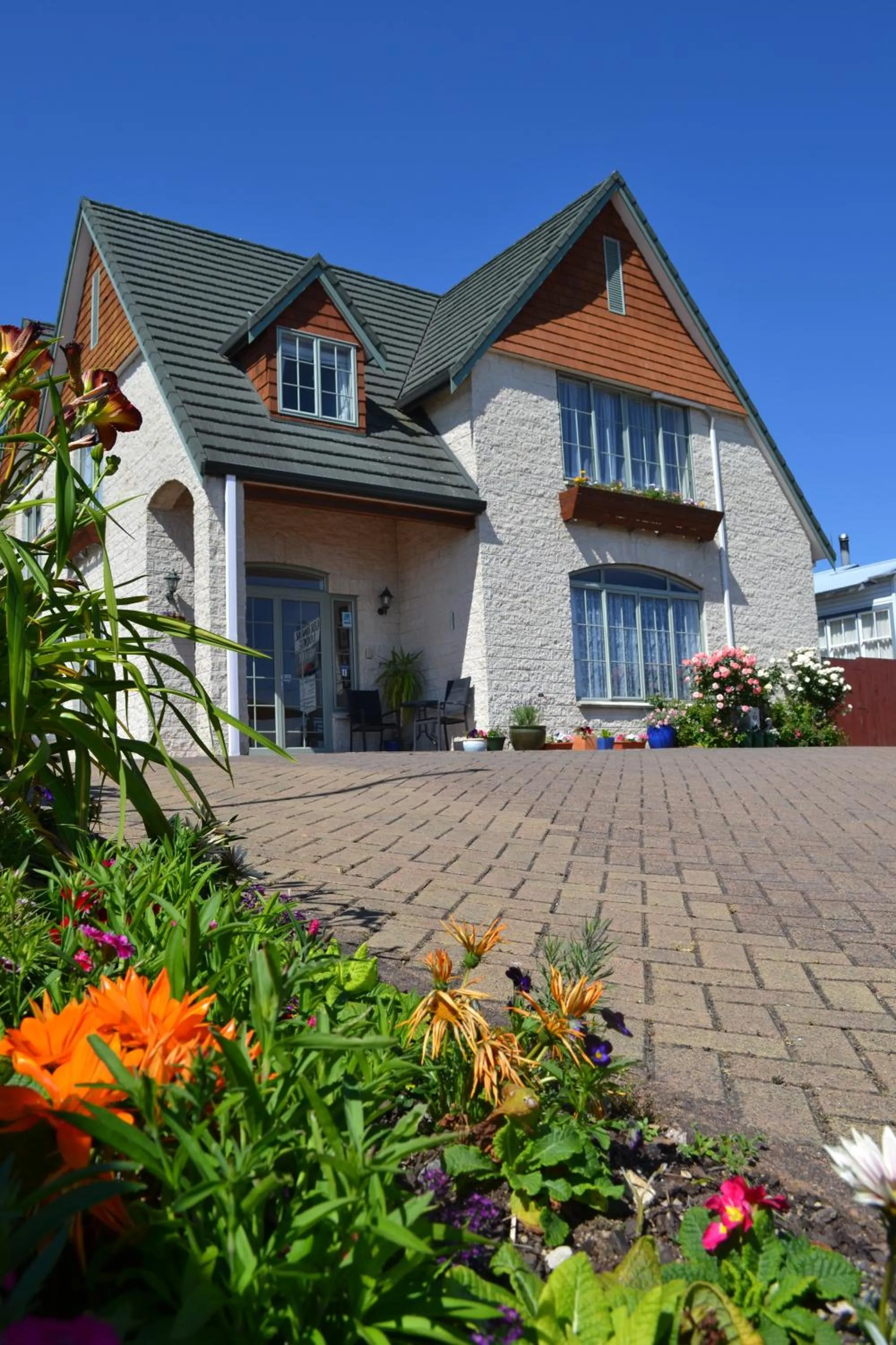 Facade/entrance in Colonial Lodge Motel