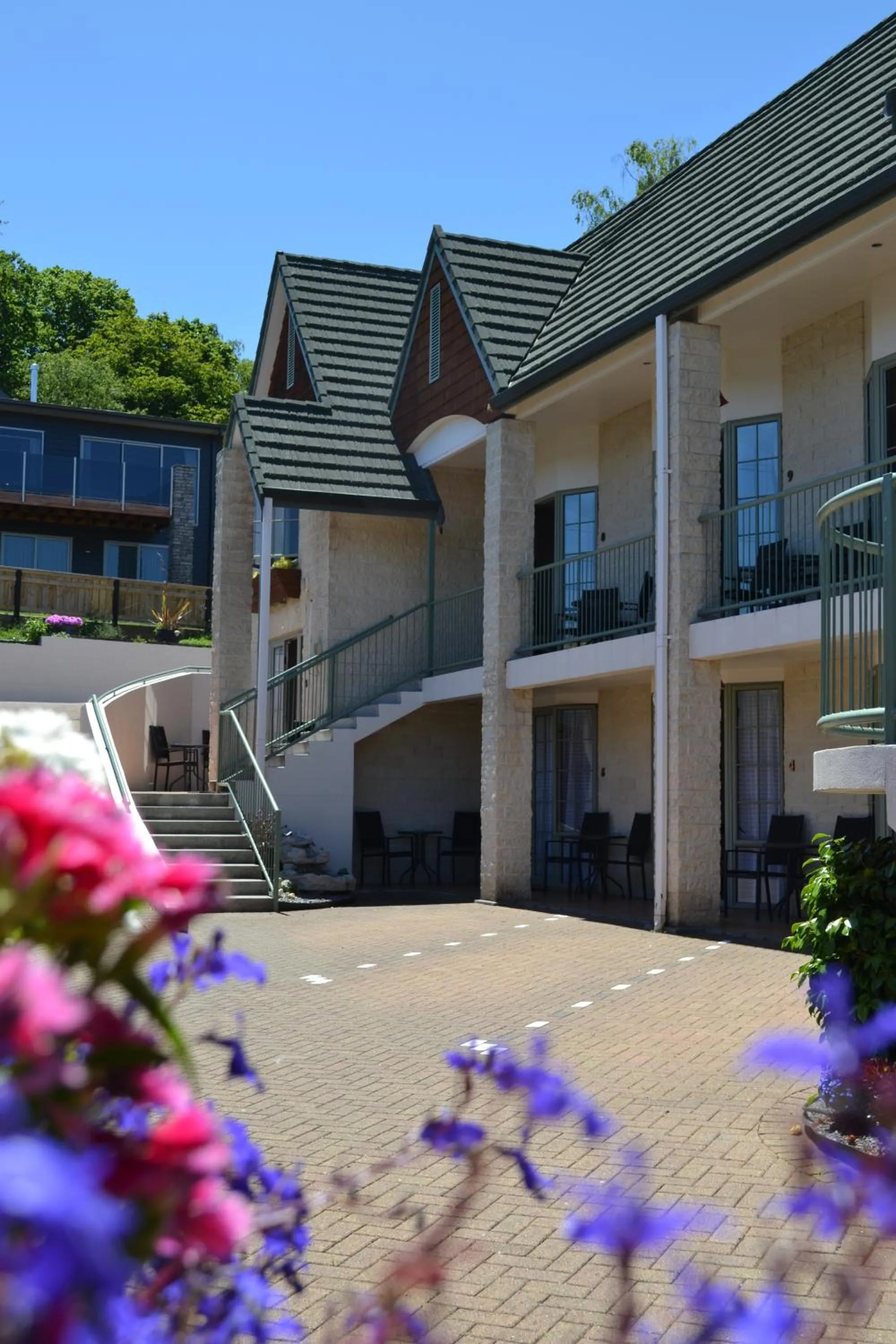 Facade/entrance in Colonial Lodge Motel