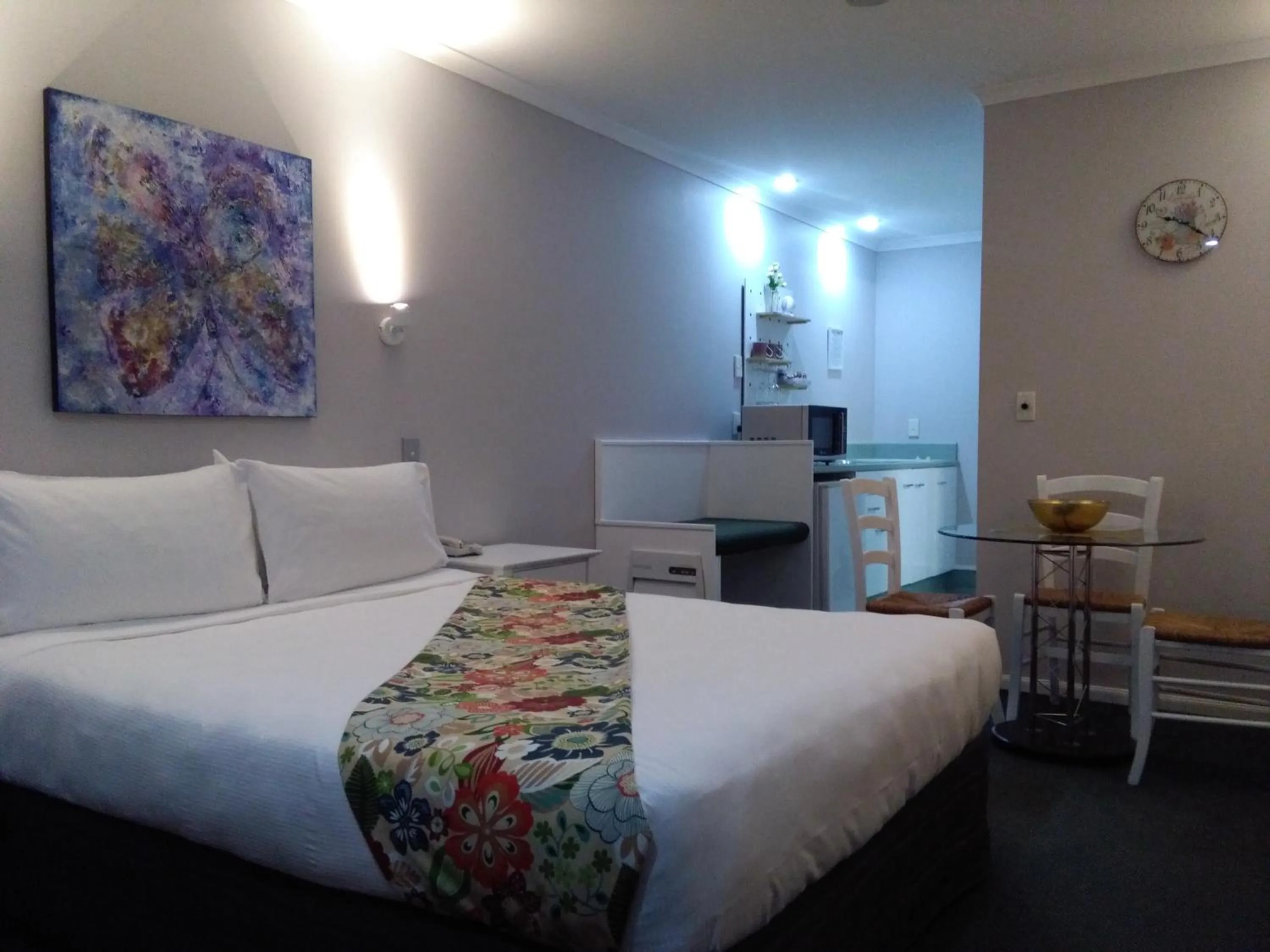 Bed in Colonial Lodge Motel