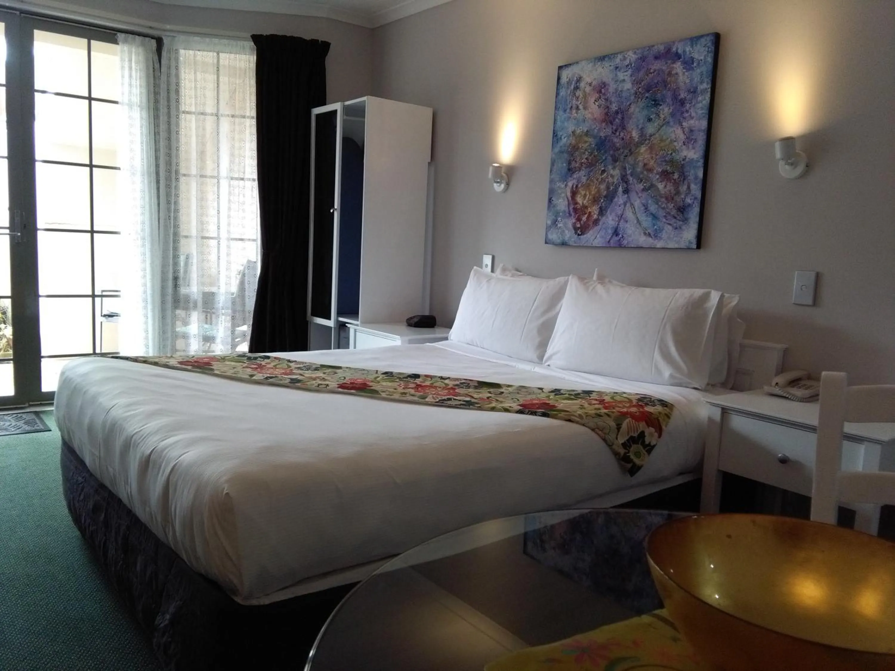 Bed in Colonial Lodge Motel