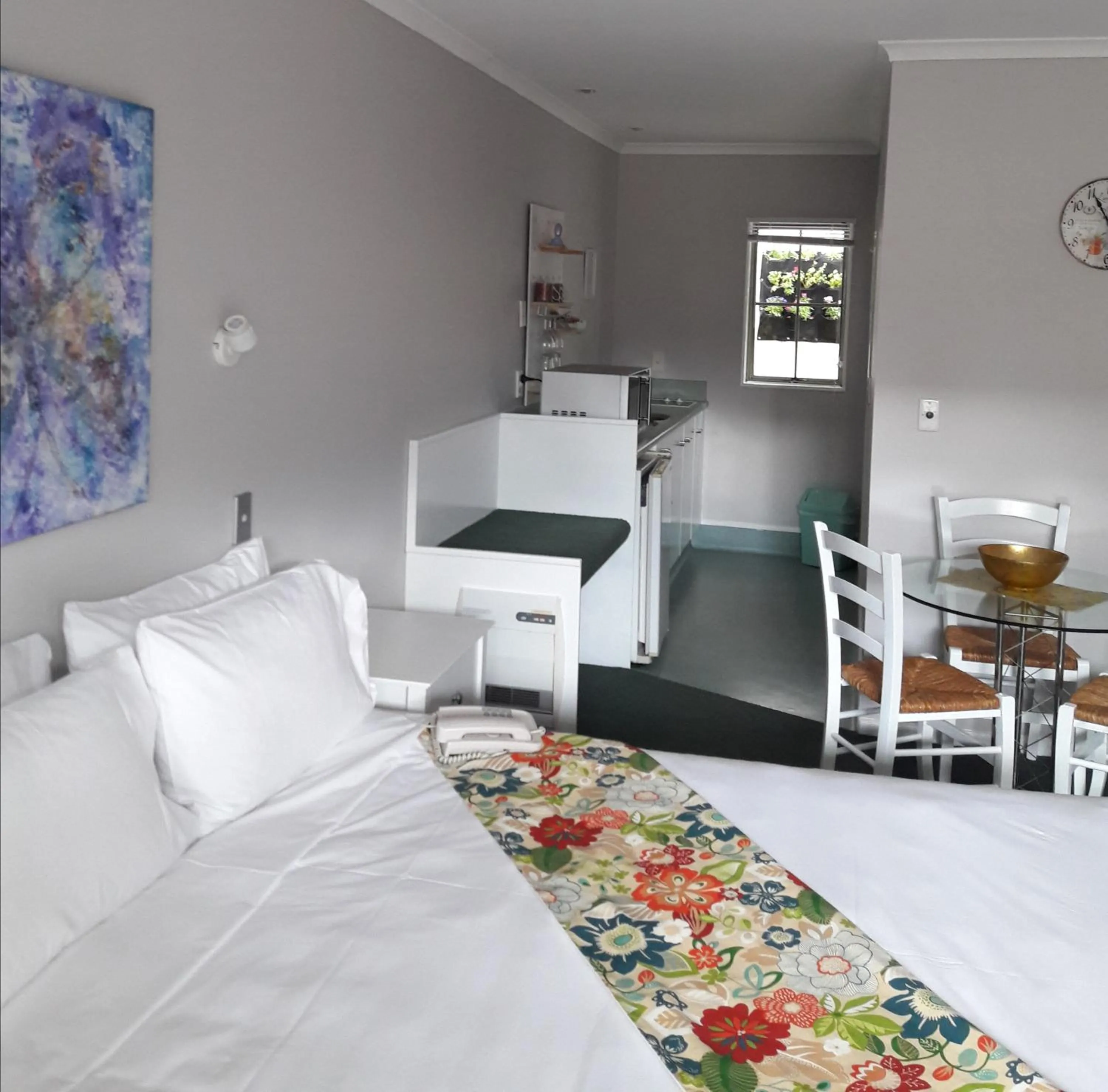 Bed in Colonial Lodge Motel