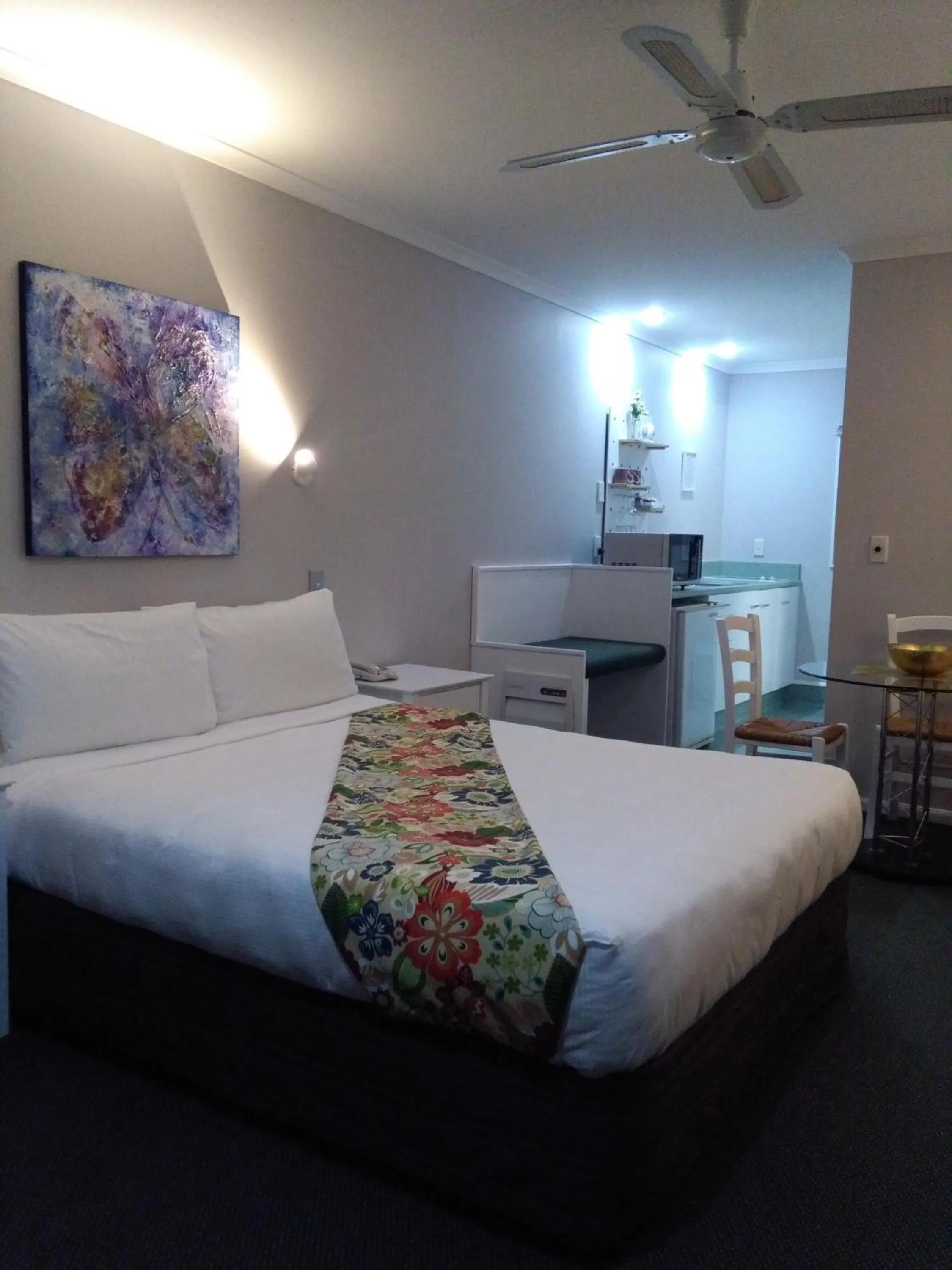 Bed in Colonial Lodge Motel