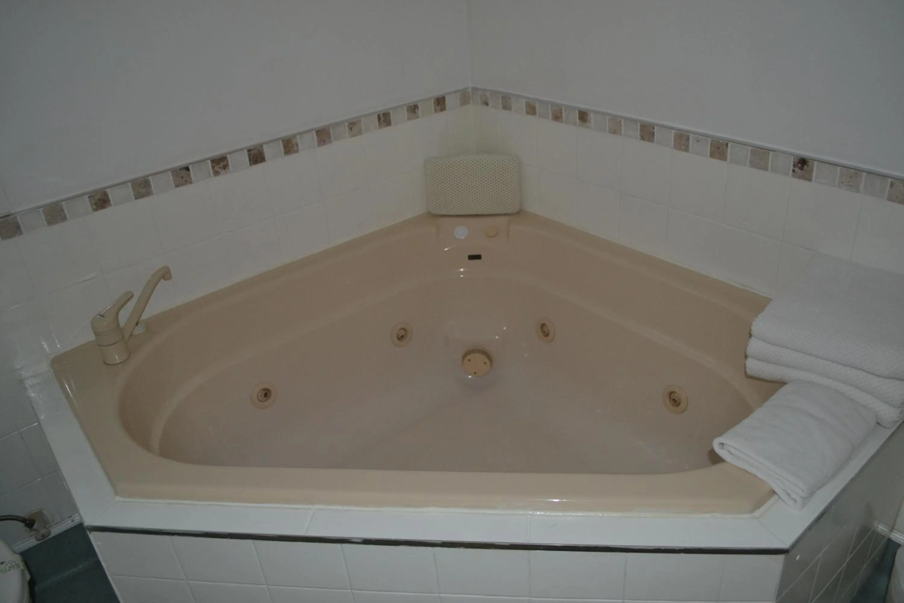Hot Tub in Colonial Lodge Motel