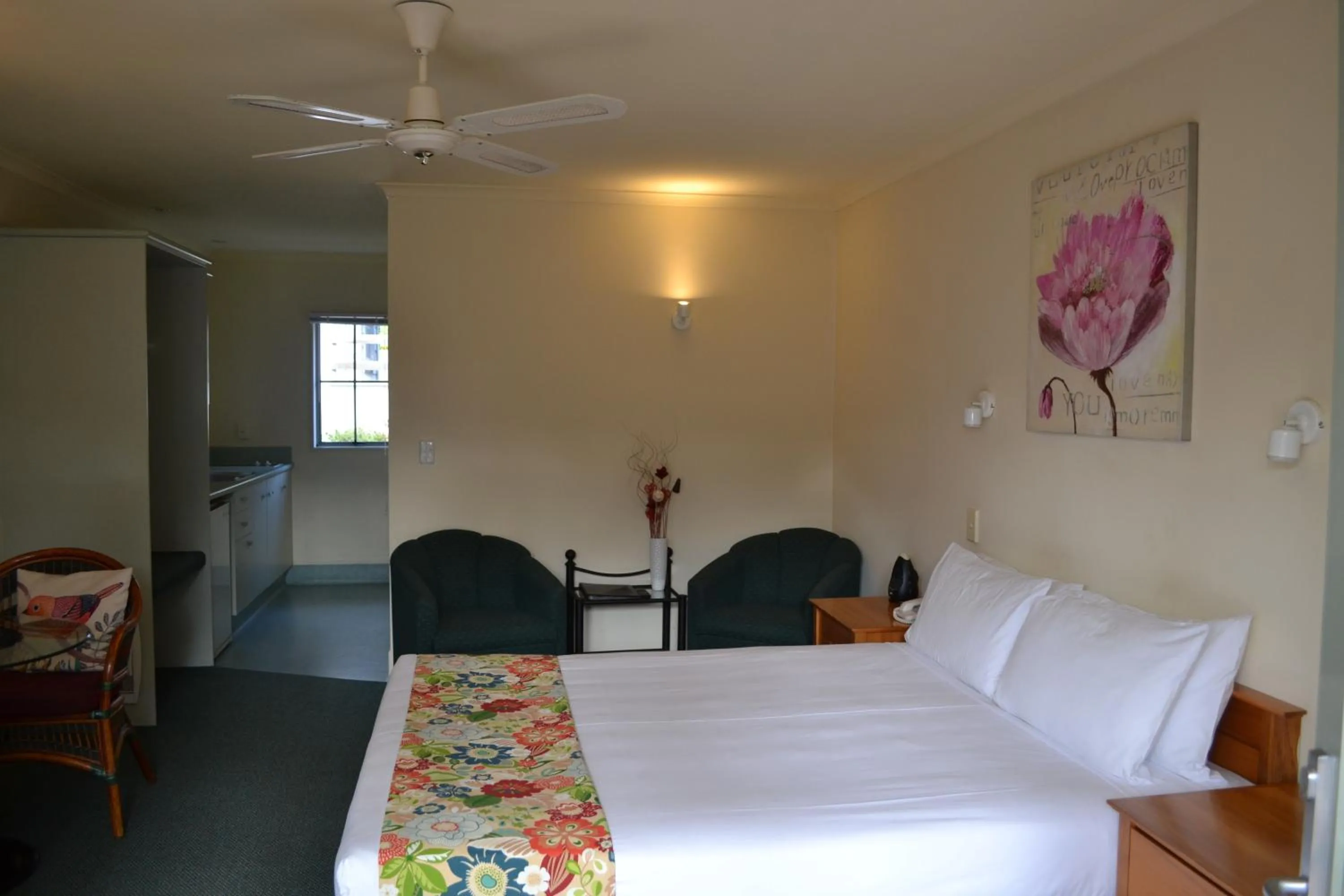 Bed in Colonial Lodge Motel