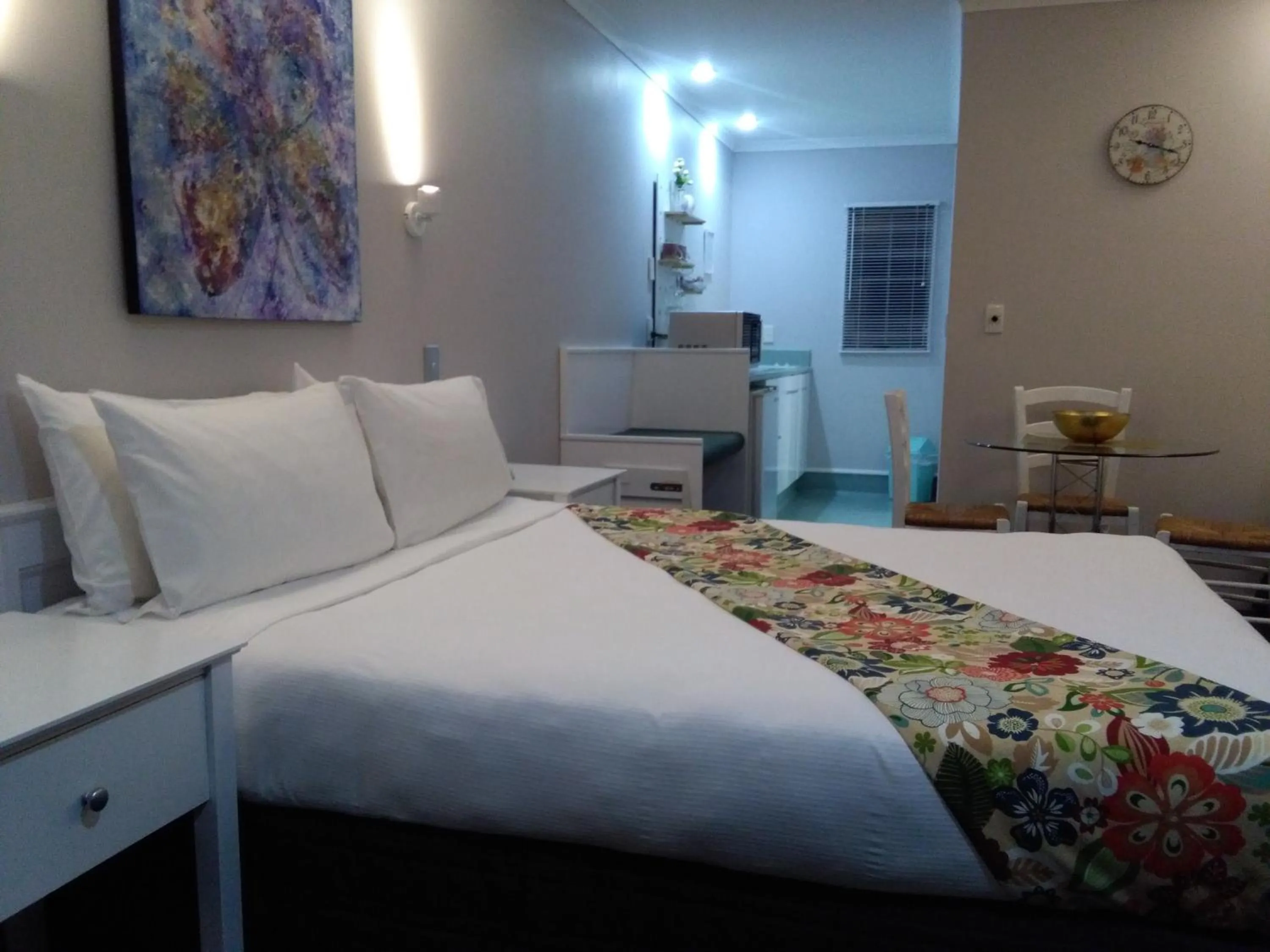 Bed in Colonial Lodge Motel