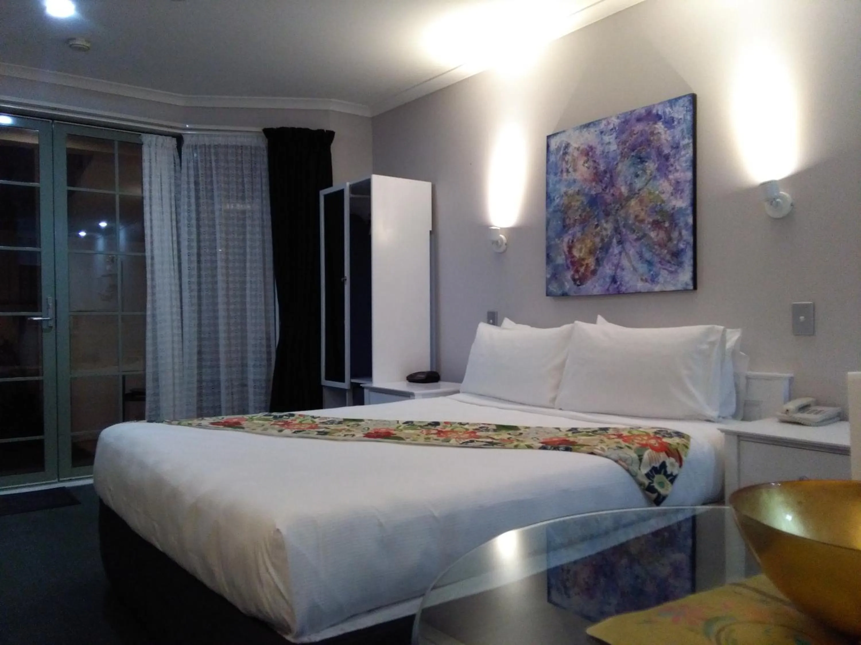 Bed in Colonial Lodge Motel