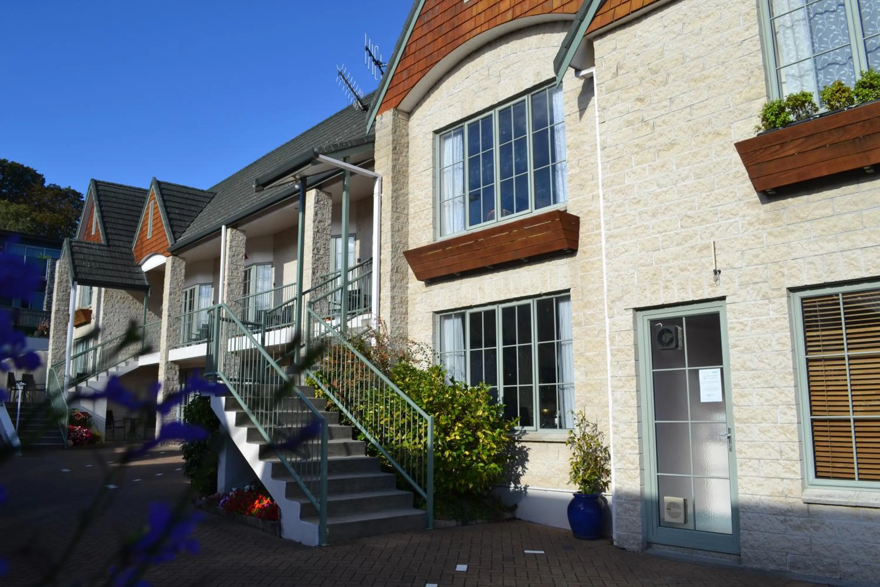 Colonial Lodge Motel