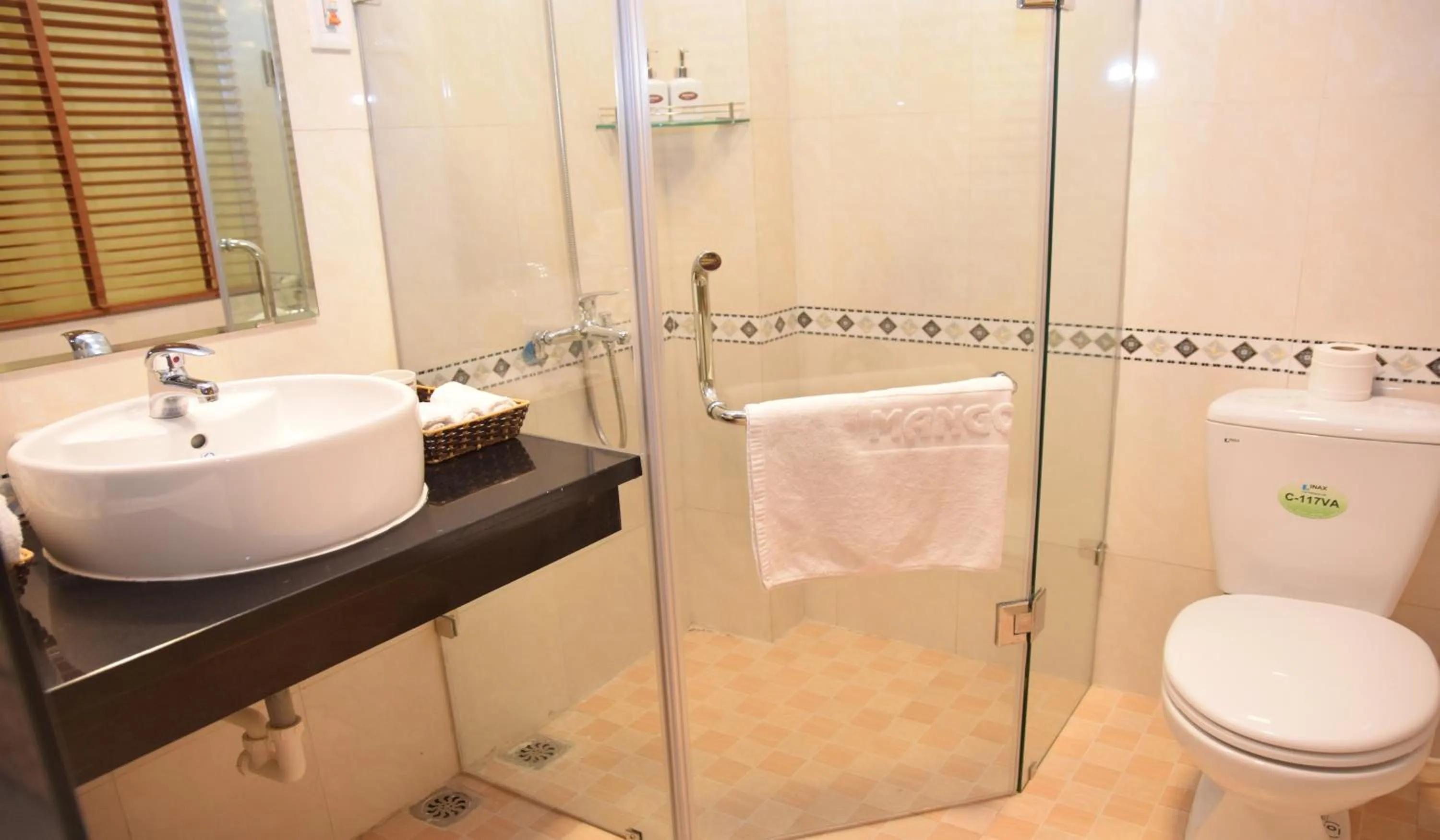 Bathroom in Mango Hotel - Ha Noi Railway station