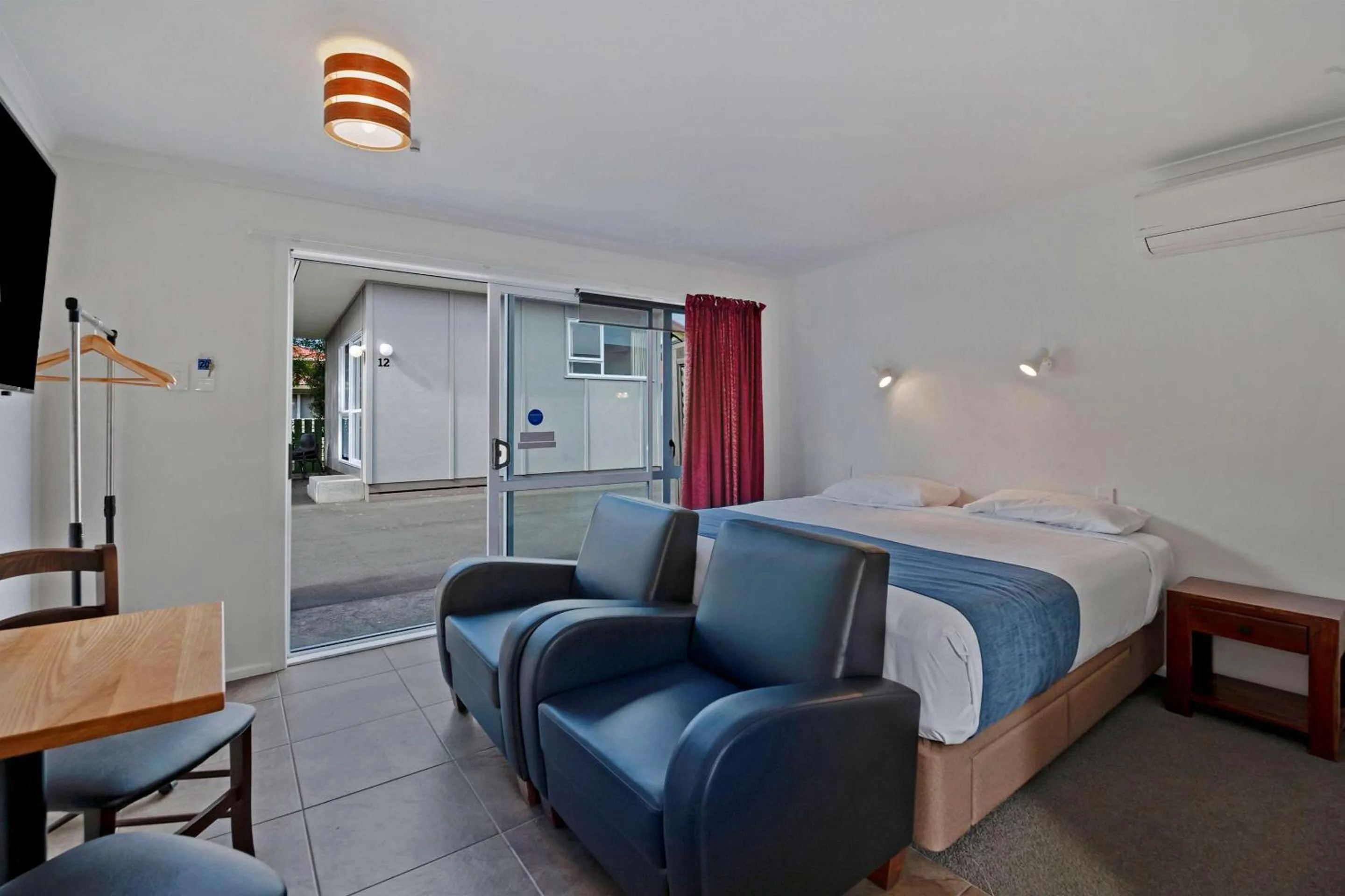 Photo of the whole room, Bed in Comfort Inn Westshore Beach