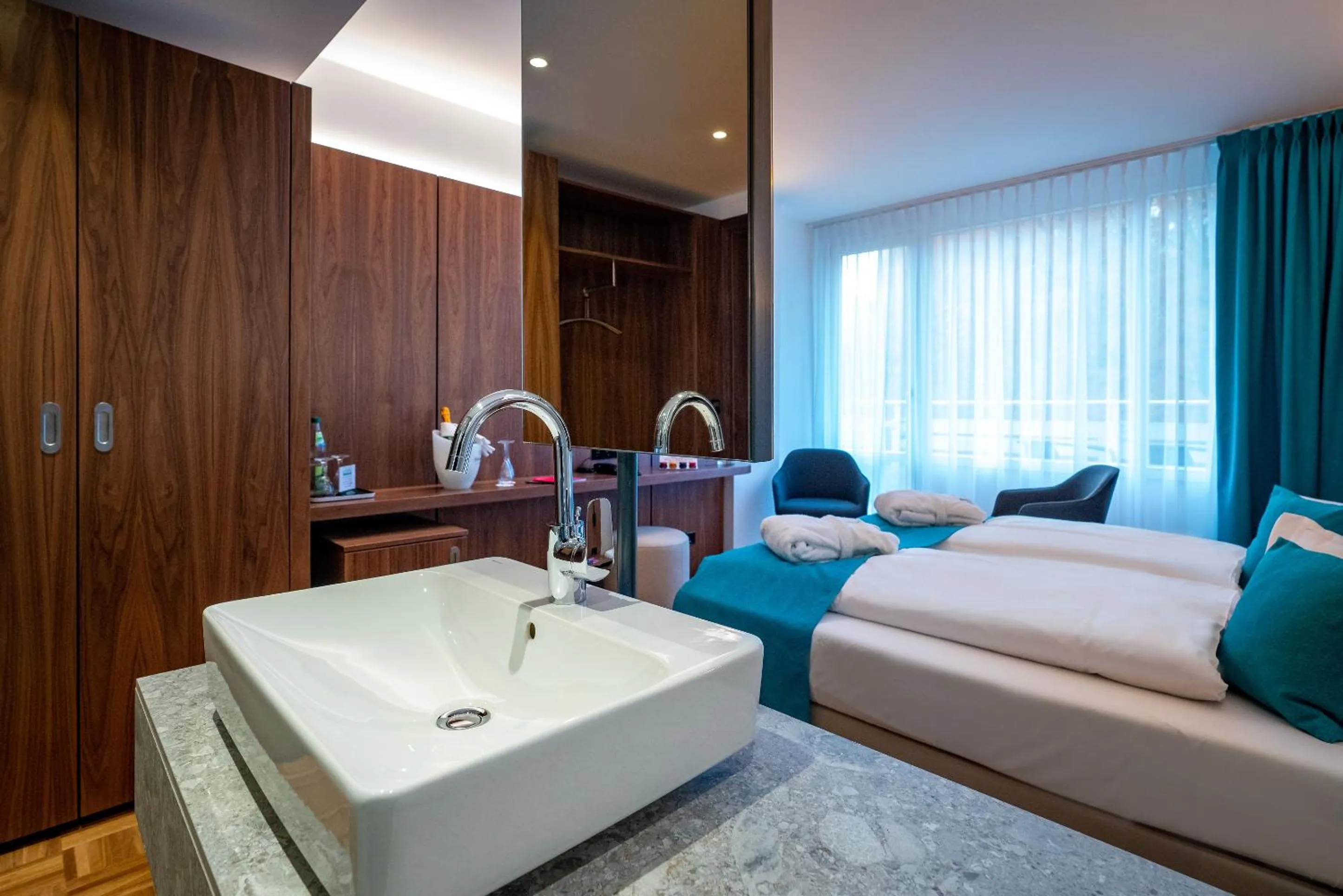 Bathroom, Bed in Hotel an der Therme Bad Sulza