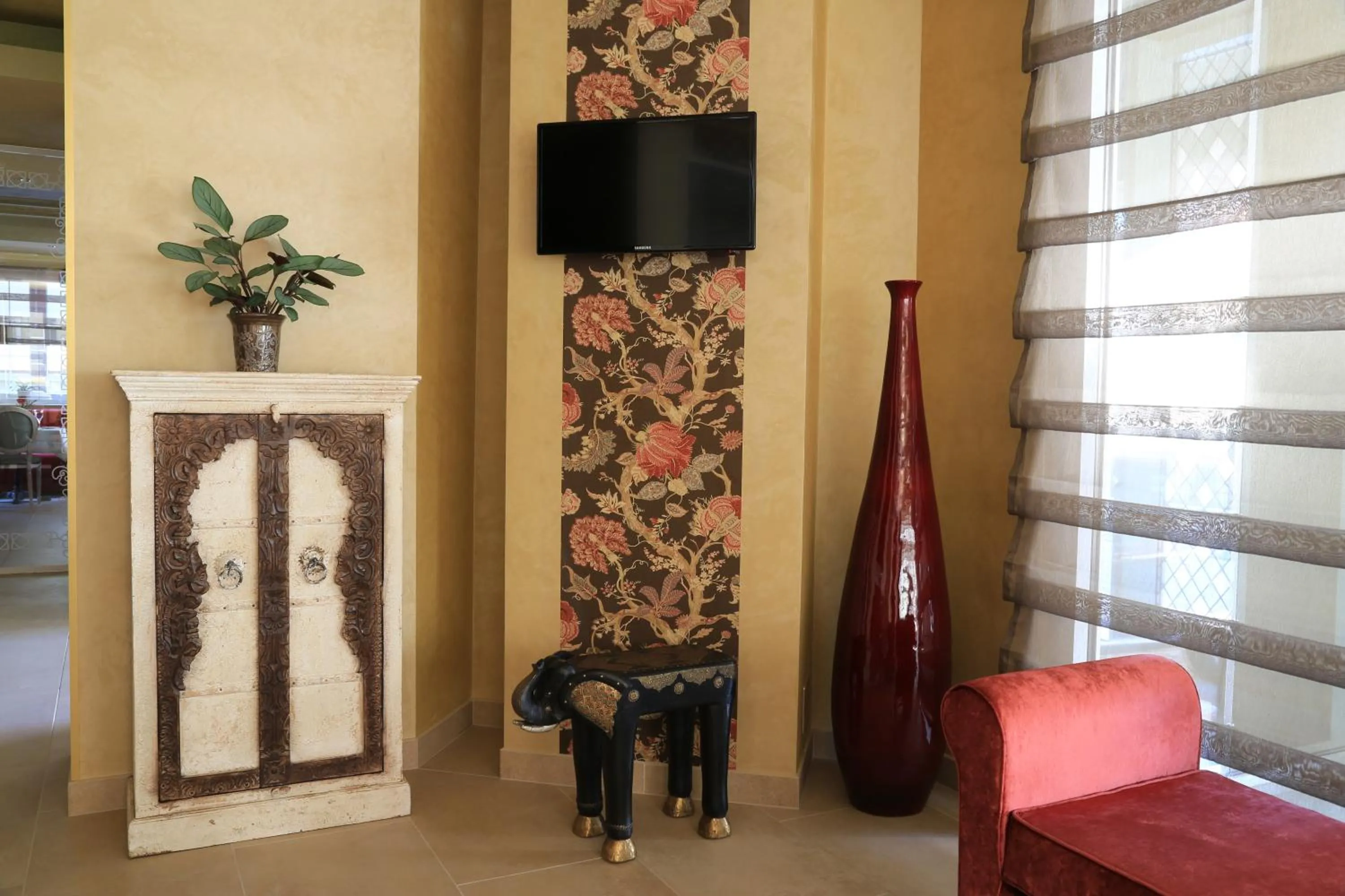 Communal lounge/ TV room in Simfonia Boutique Hotel