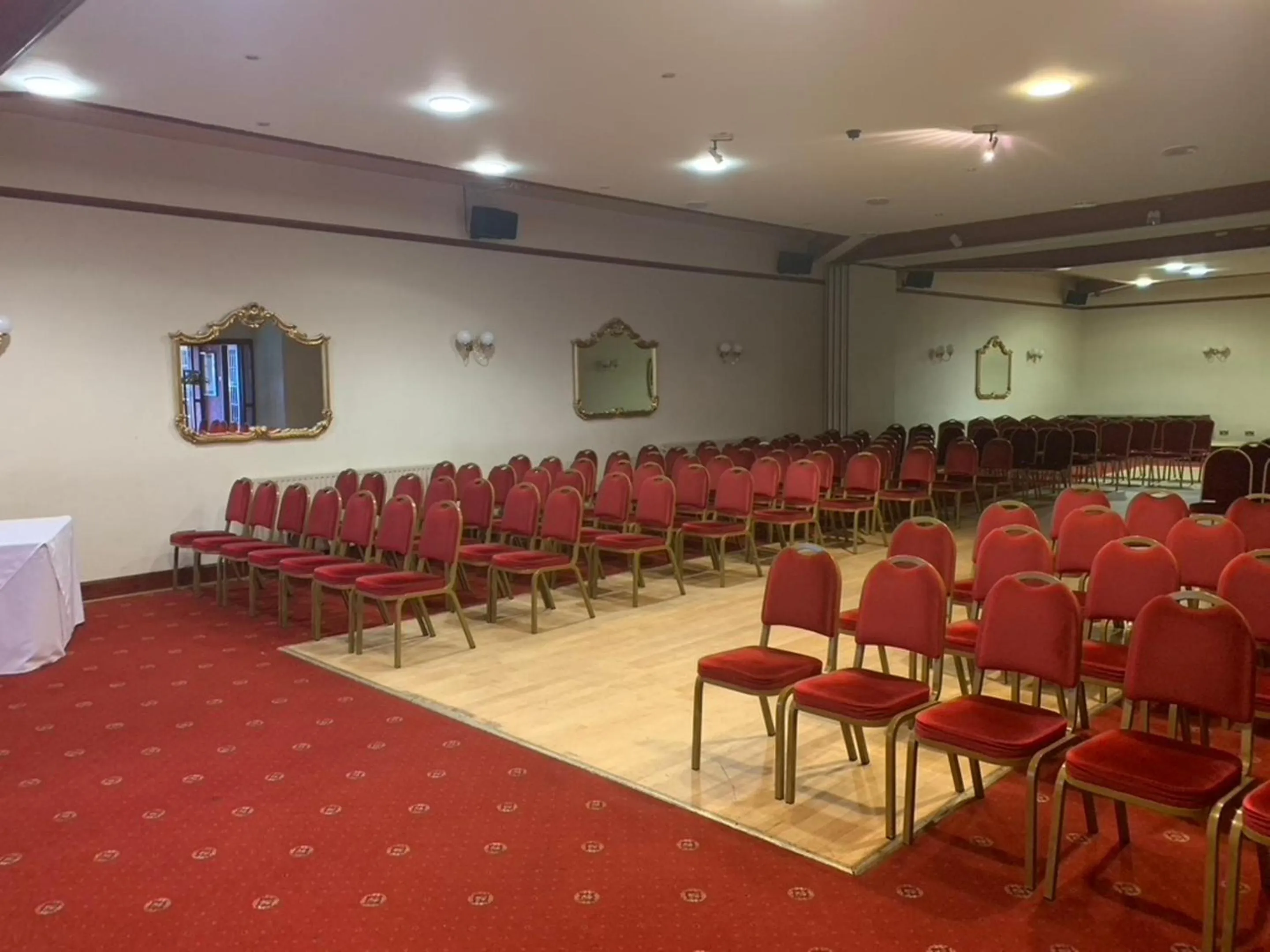 Meeting/conference room in OYO Dunmar House Hotel