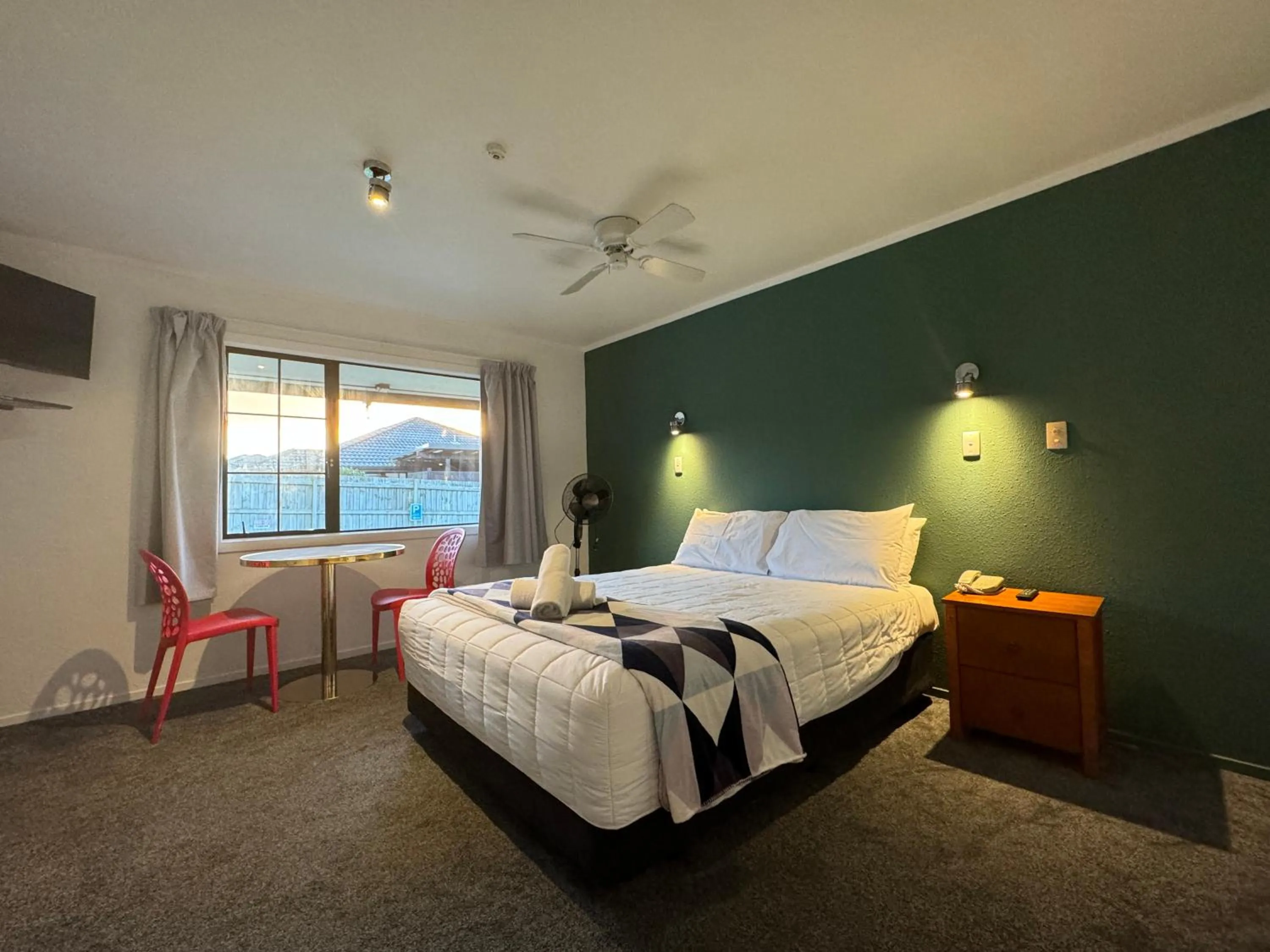 Bed in Oakwood Manor Motor Lodge