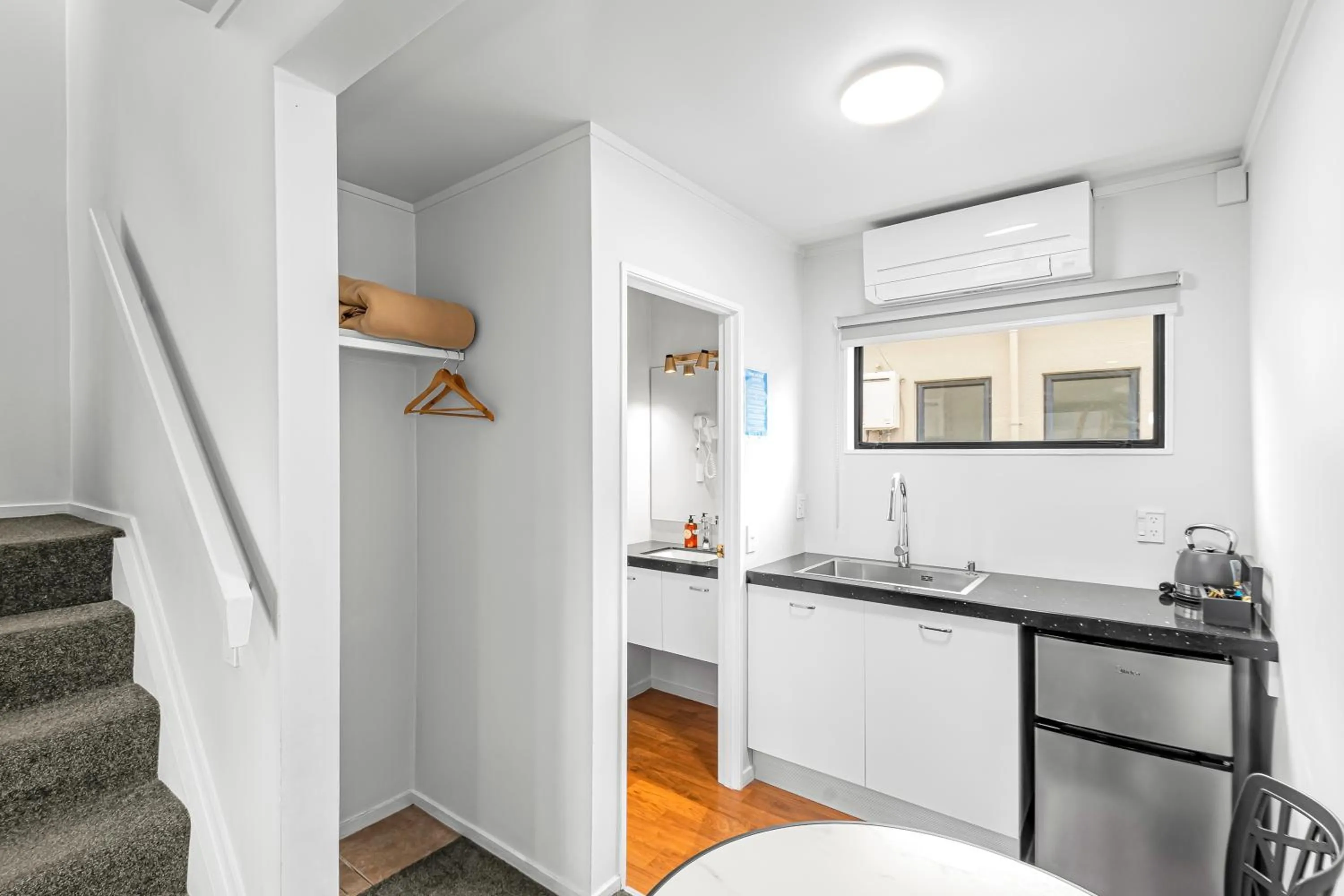 Bathroom in Auckland Airport Motel