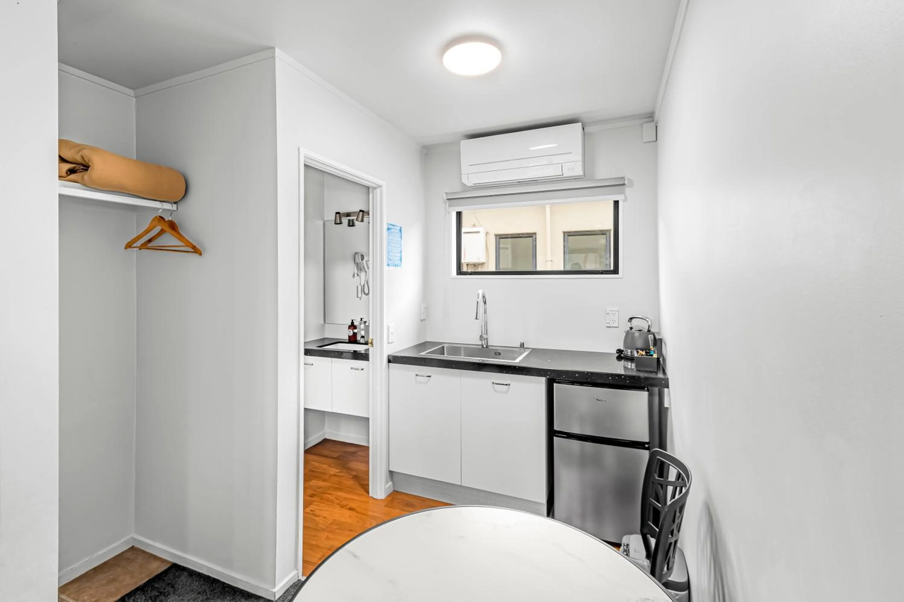 Bathroom in Auckland Airport Motel