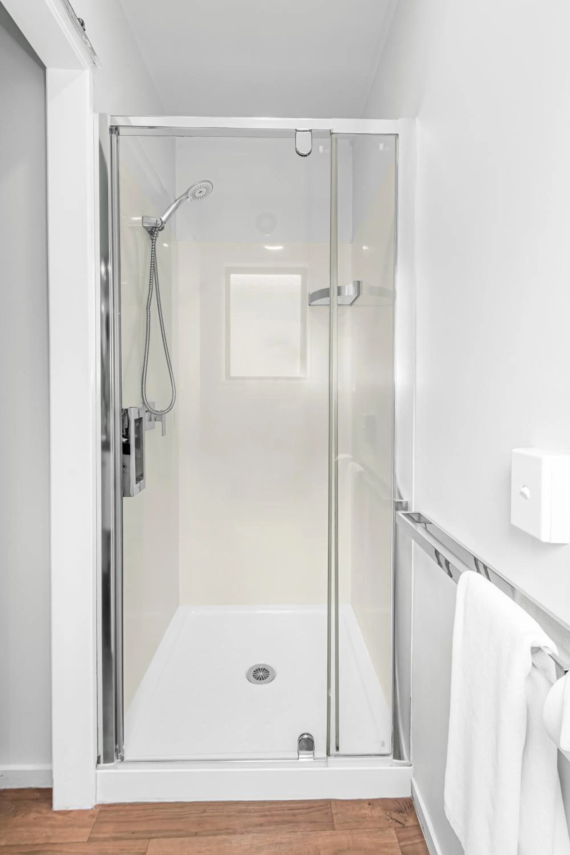 Shower in Auckland Airport Motel