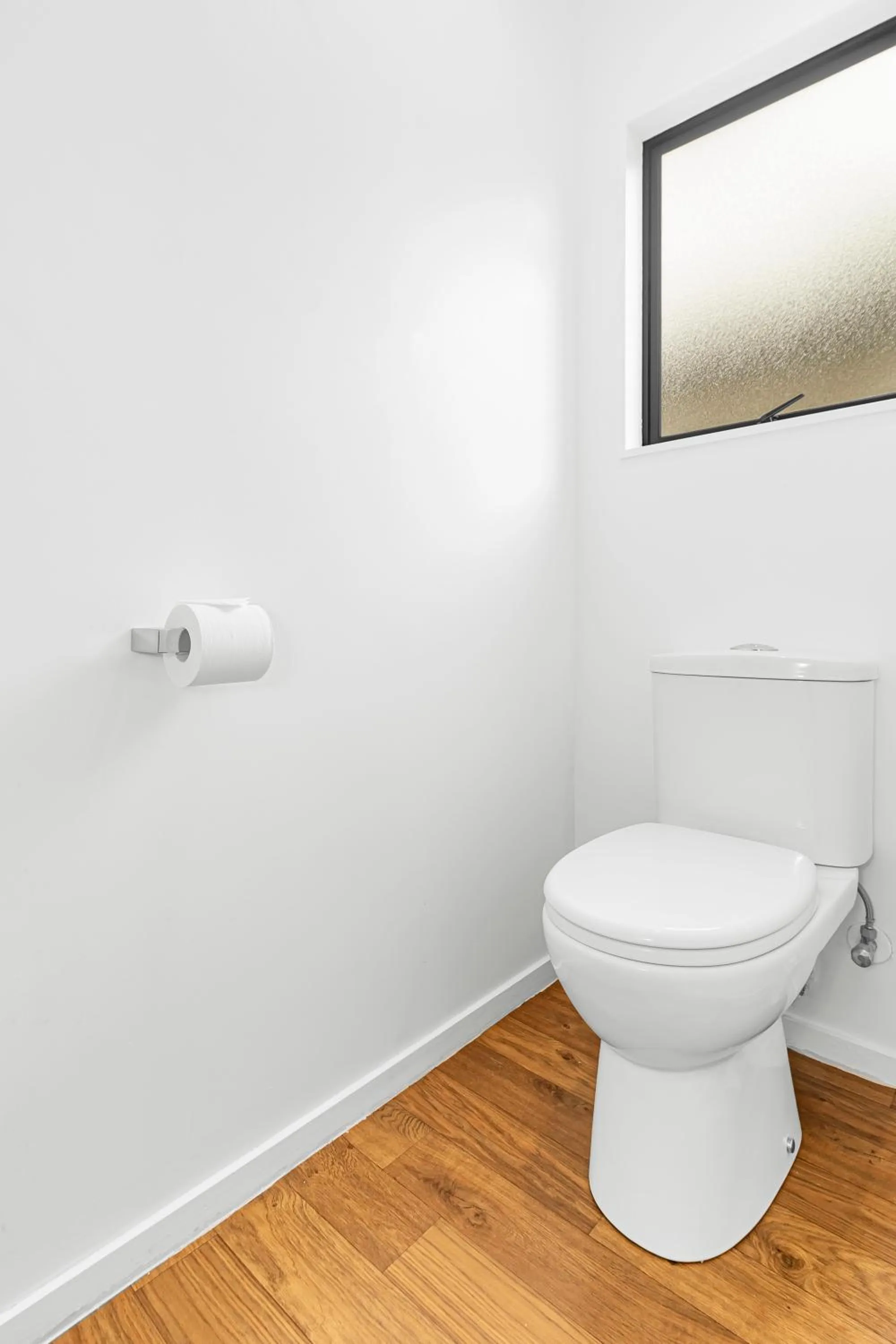 Toilet in Auckland Airport Motel