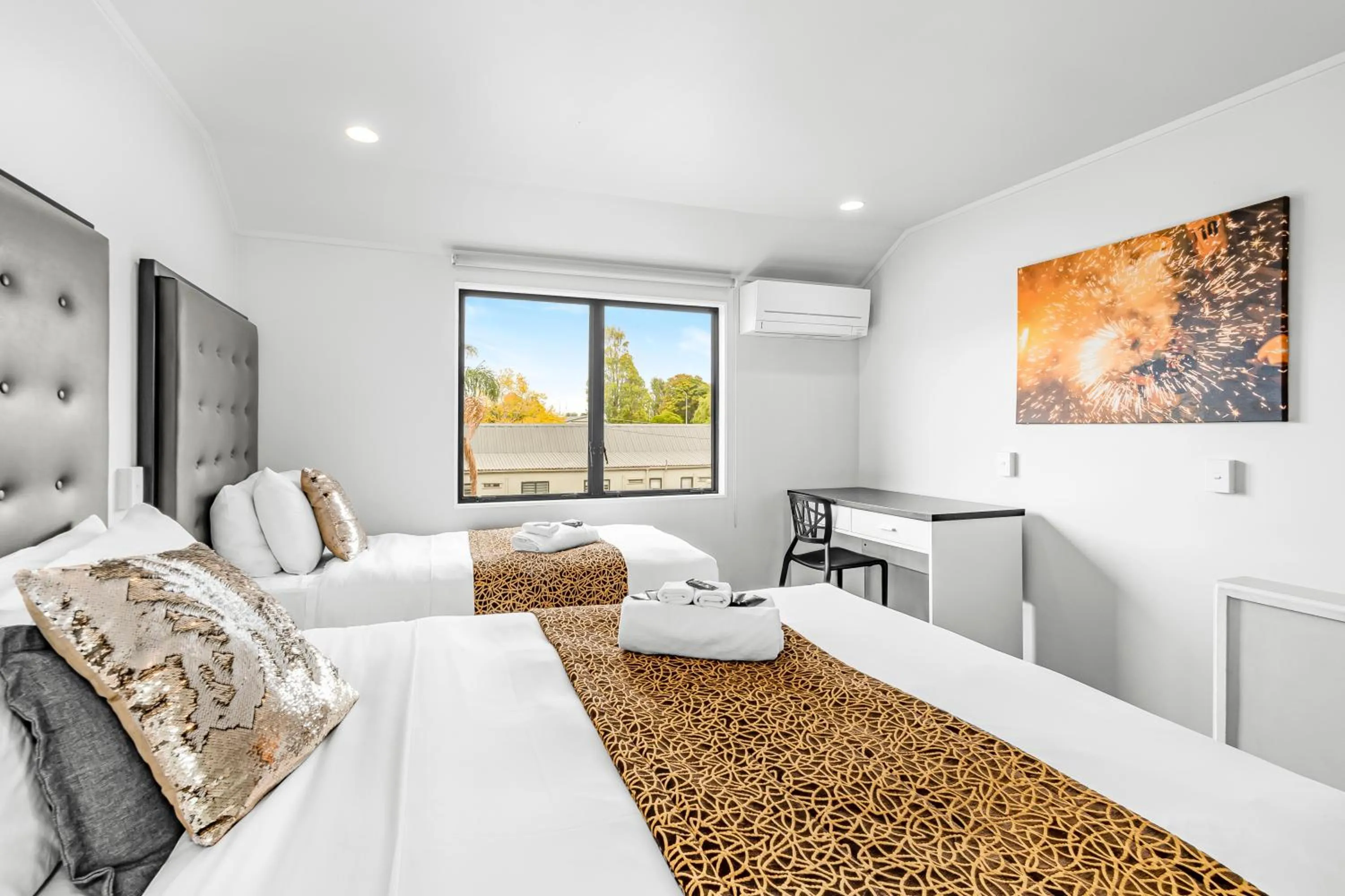 Bed in Auckland Airport Motel