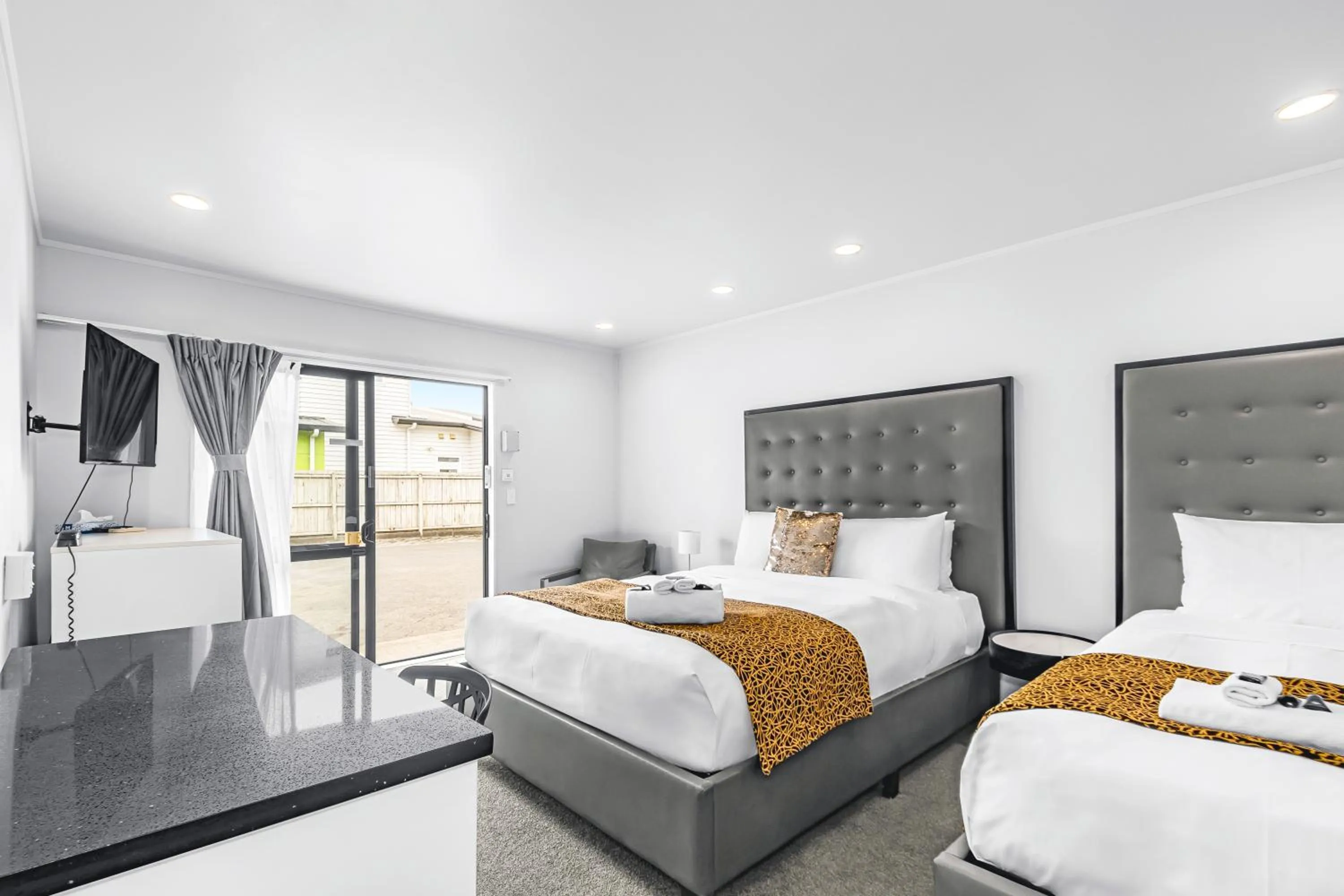 Bed in Auckland Airport Motel