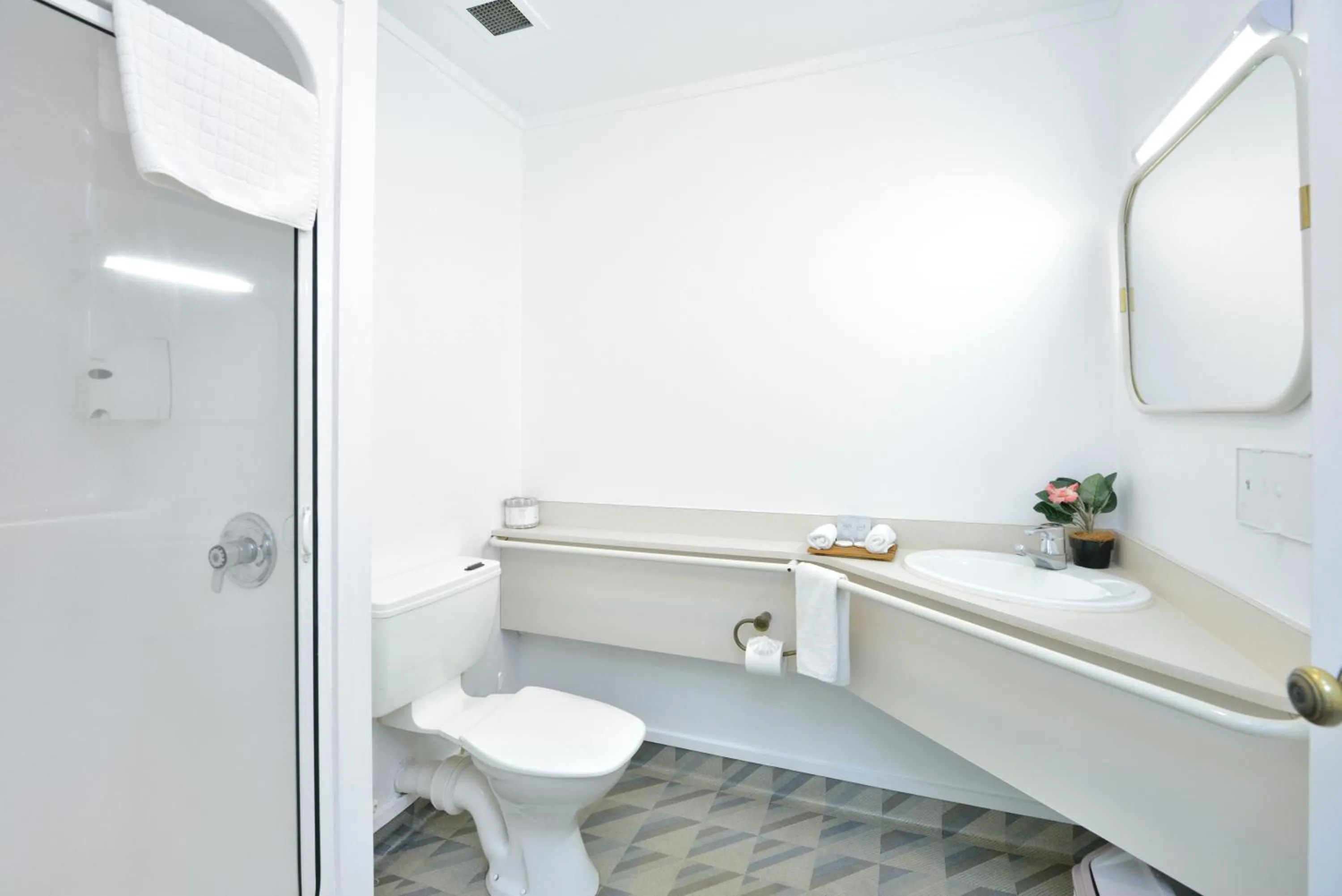 Bathroom in Manukau Hotel & Conference Centre