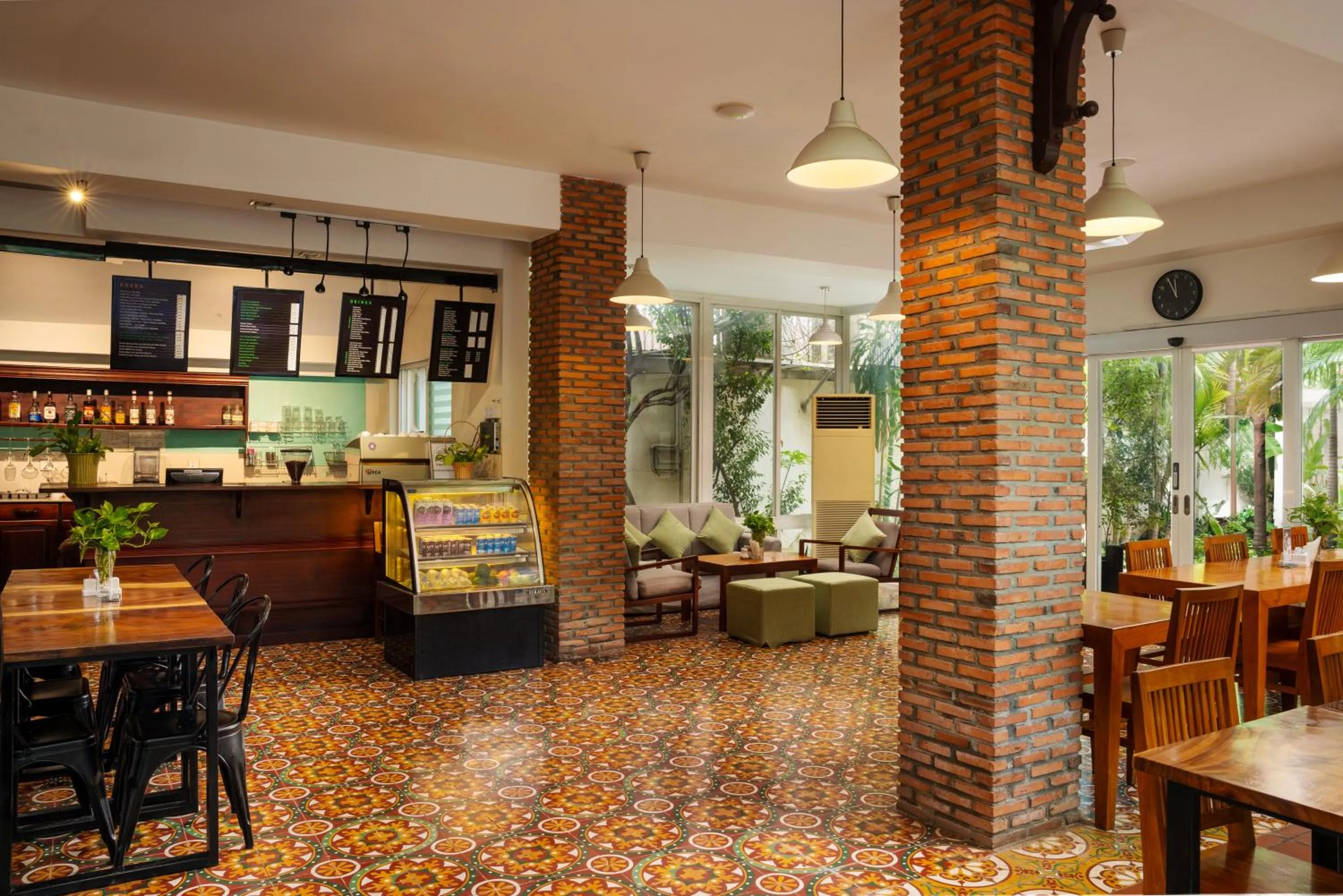 Restaurant/places to eat in Skyline Boutique Hotel