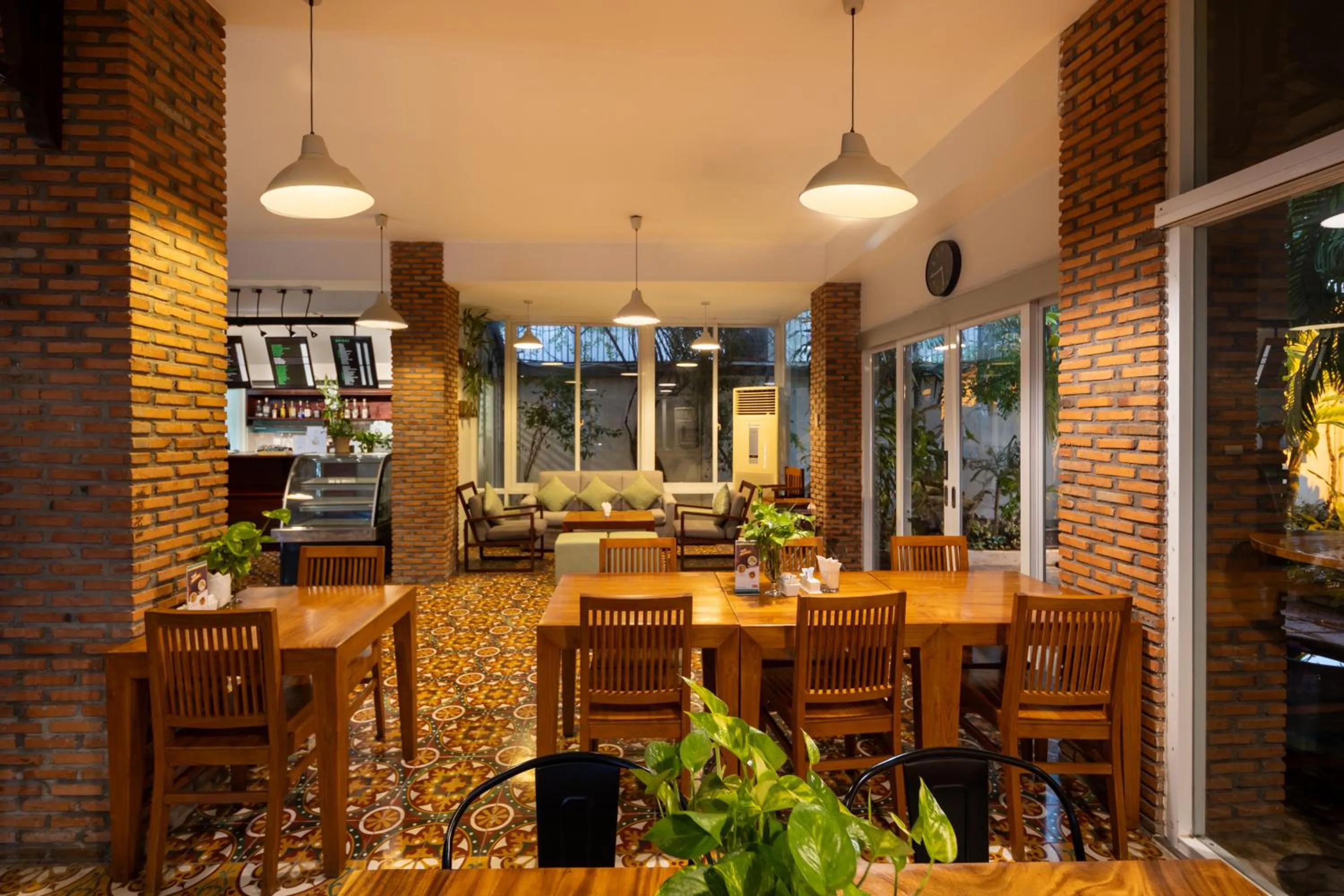 Restaurant/places to eat in Skyline Boutique Hotel