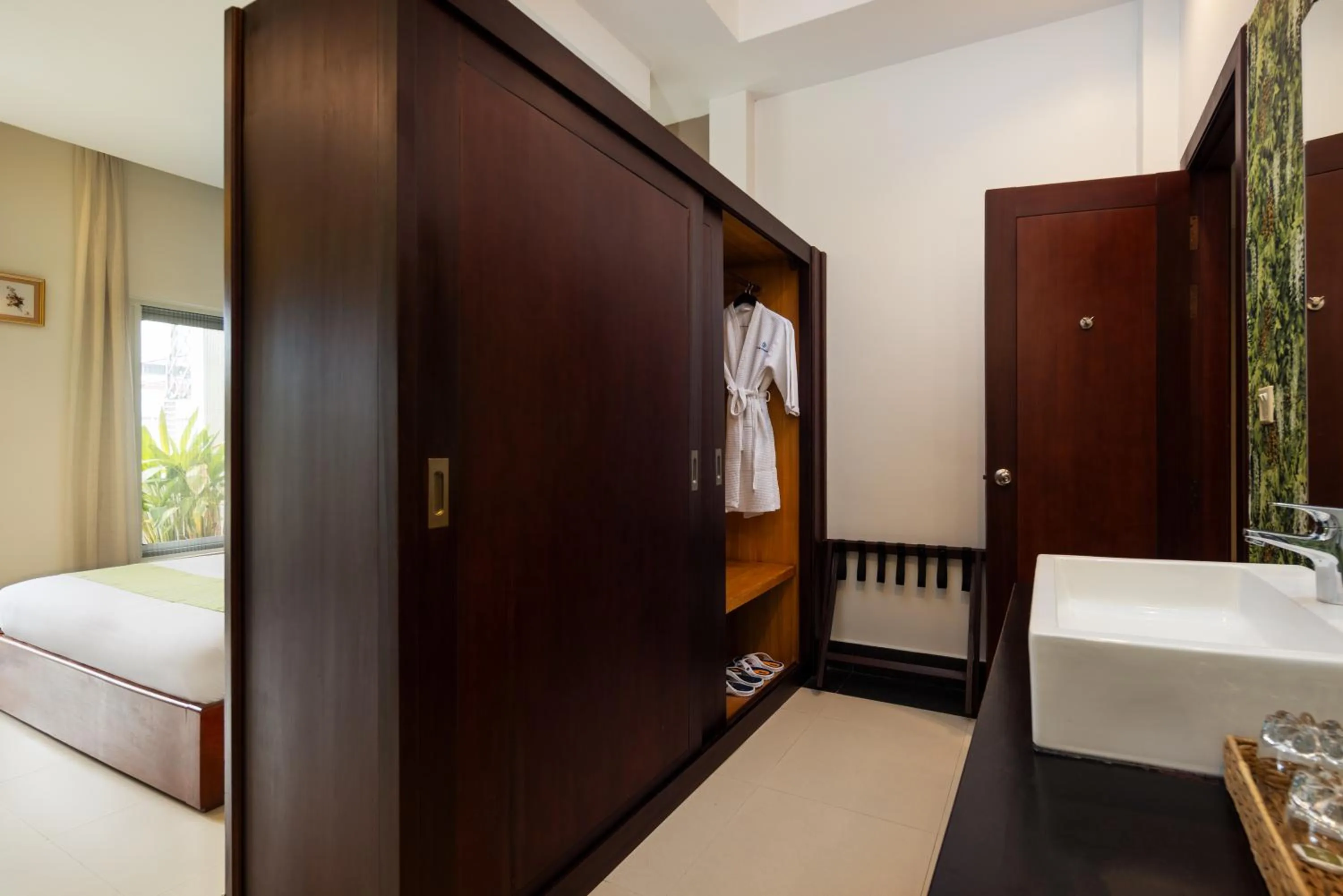 wardrobe, Bed in Skyline Boutique Hotel