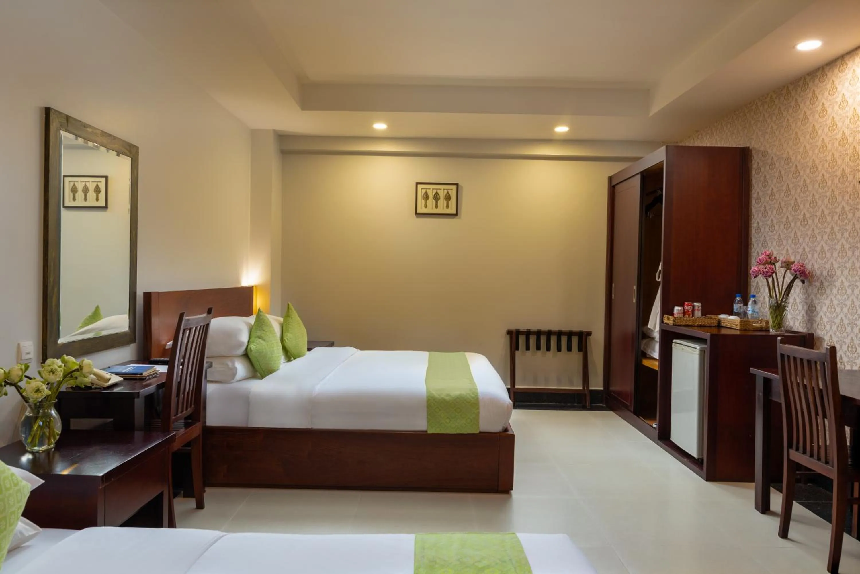 wardrobe, Bed in Skyline Boutique Hotel