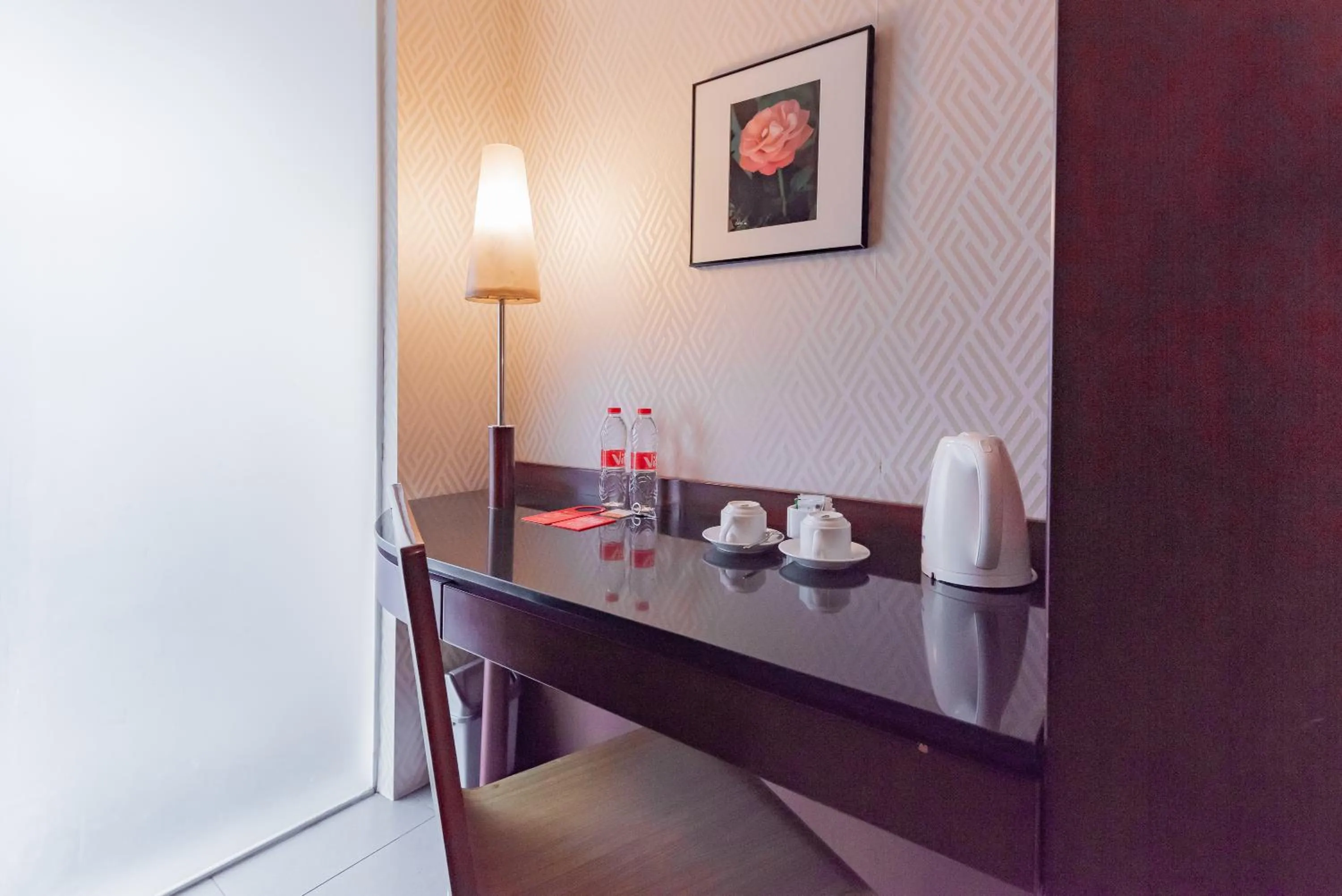 Coffee/tea facilities in RedDoorz Plus @ Cipaganti Street 3