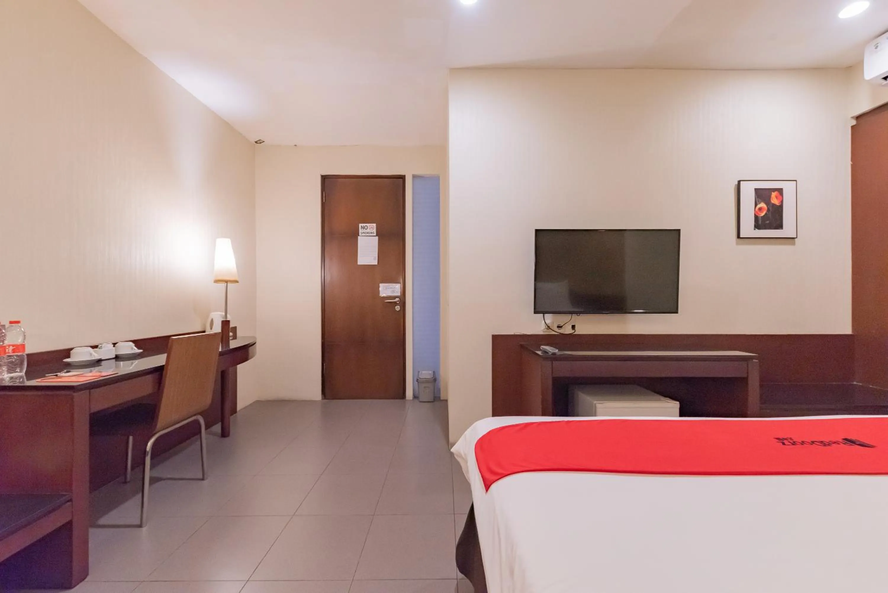 TV and multimedia, Bed in RedDoorz Plus @ Cipaganti Street 3