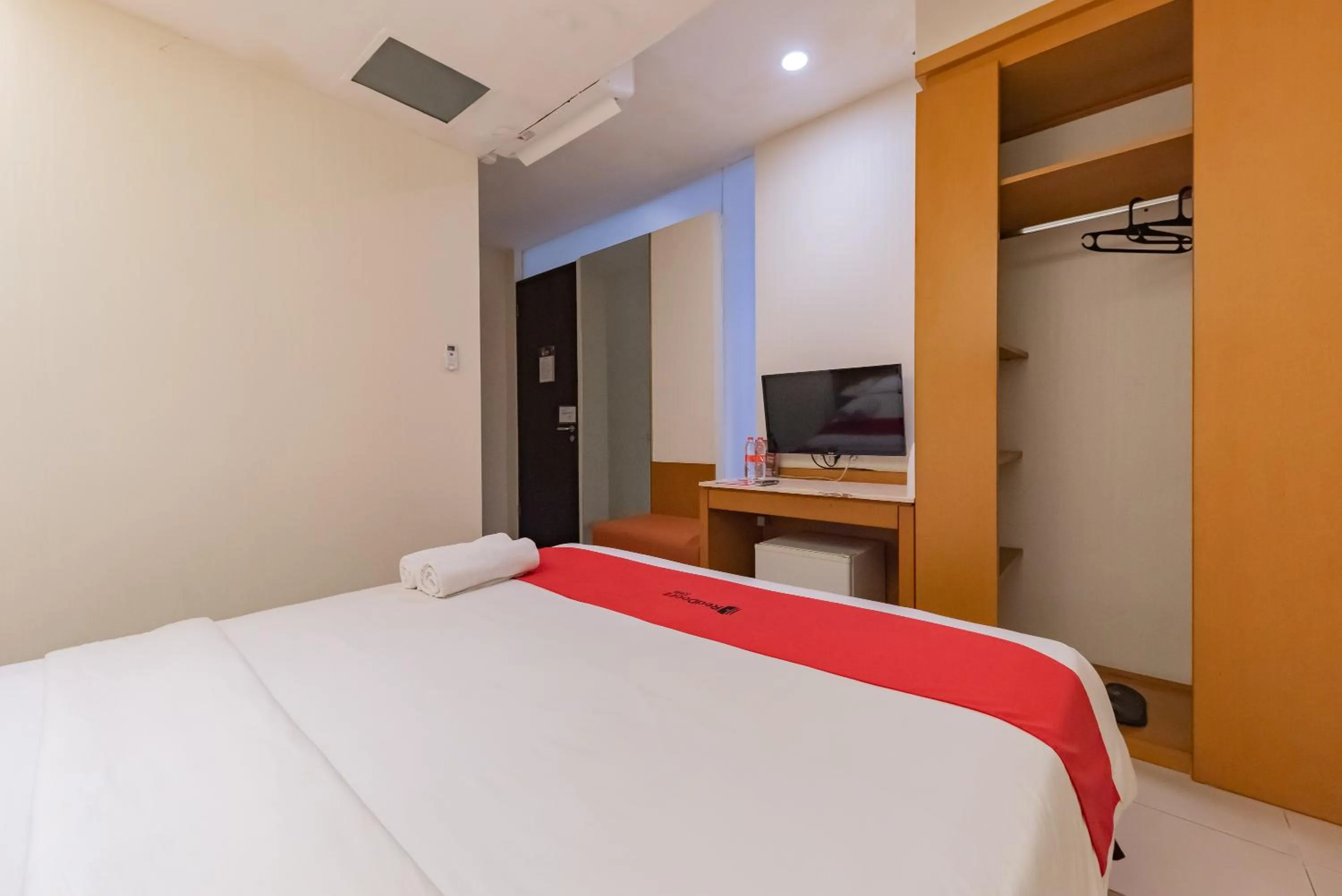 Bedroom, Bed in RedDoorz Plus @ Cipaganti Street 3