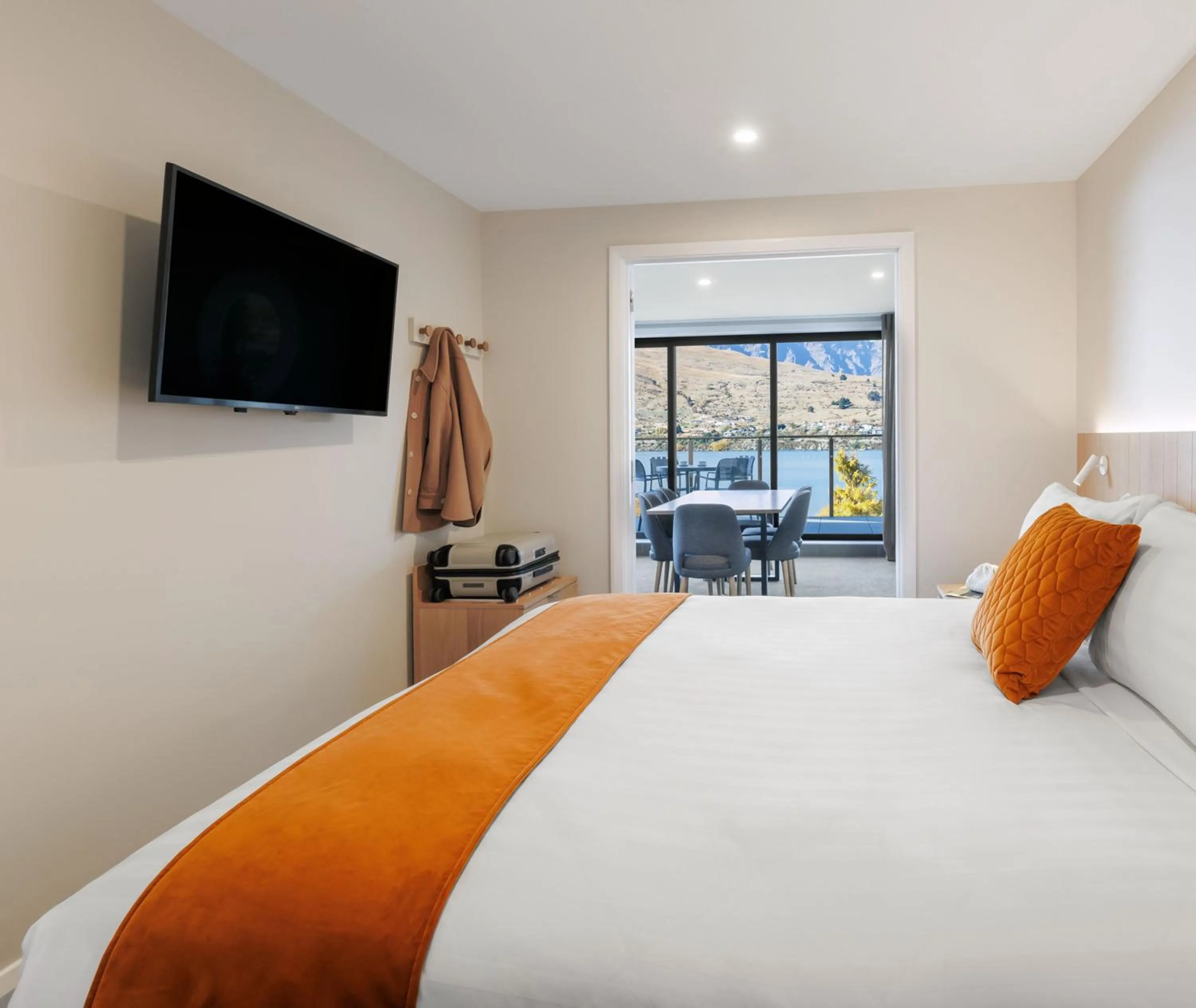 Bedroom, Bed in Oaks Queenstown Shores Resort