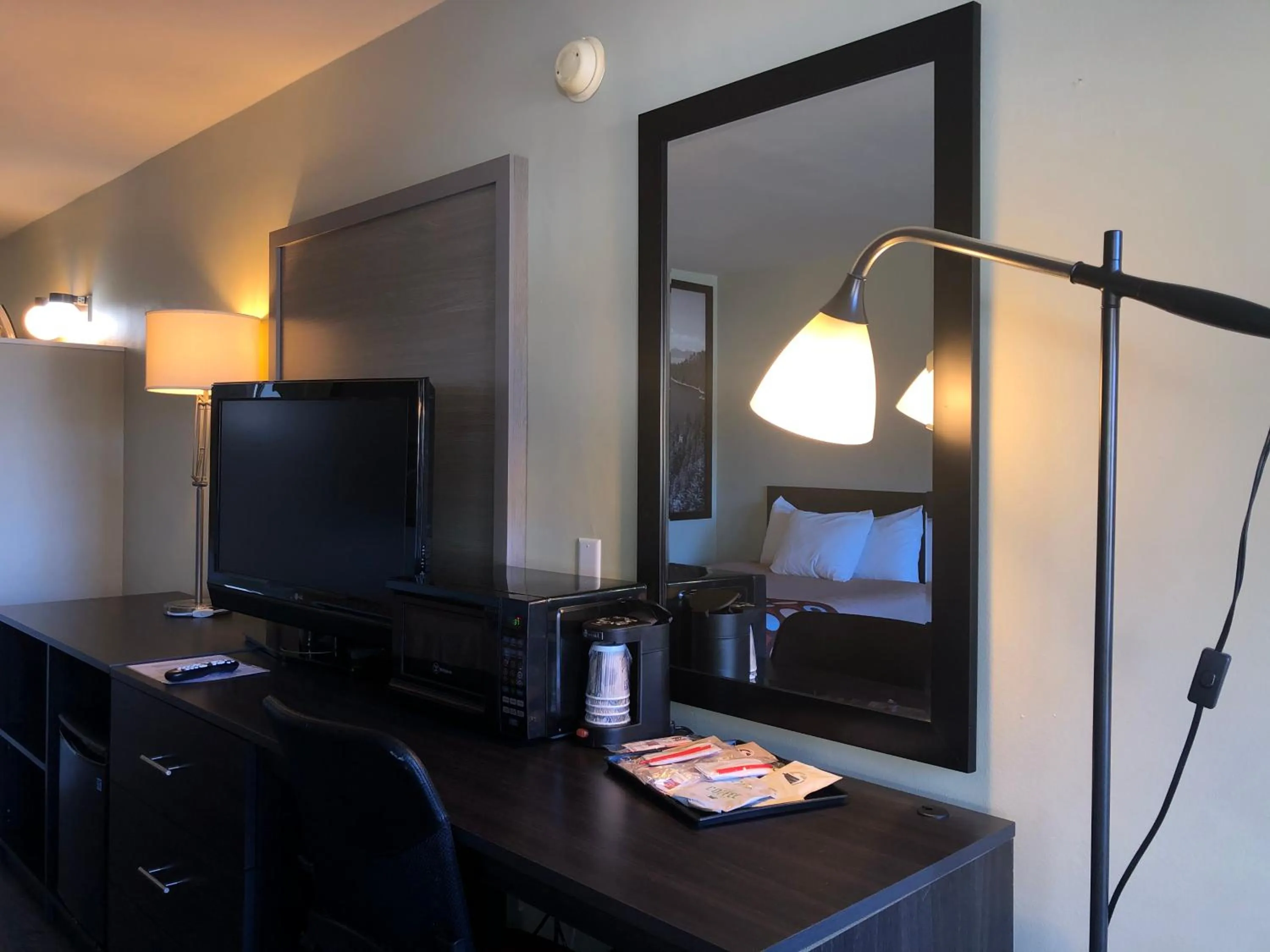 TV and multimedia in Hotel Elevation