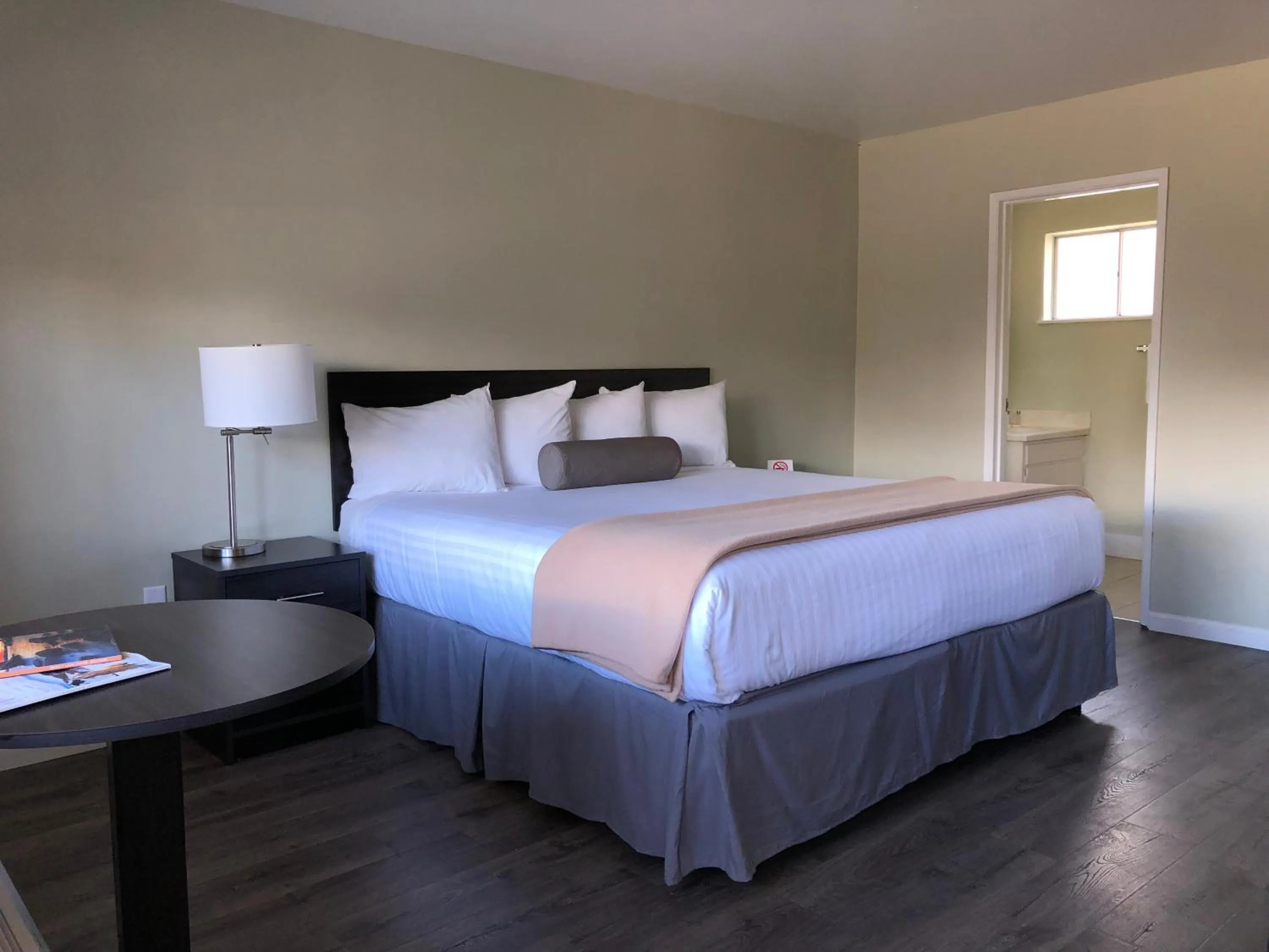 Photo of the whole room, Bed in Hotel Elevation