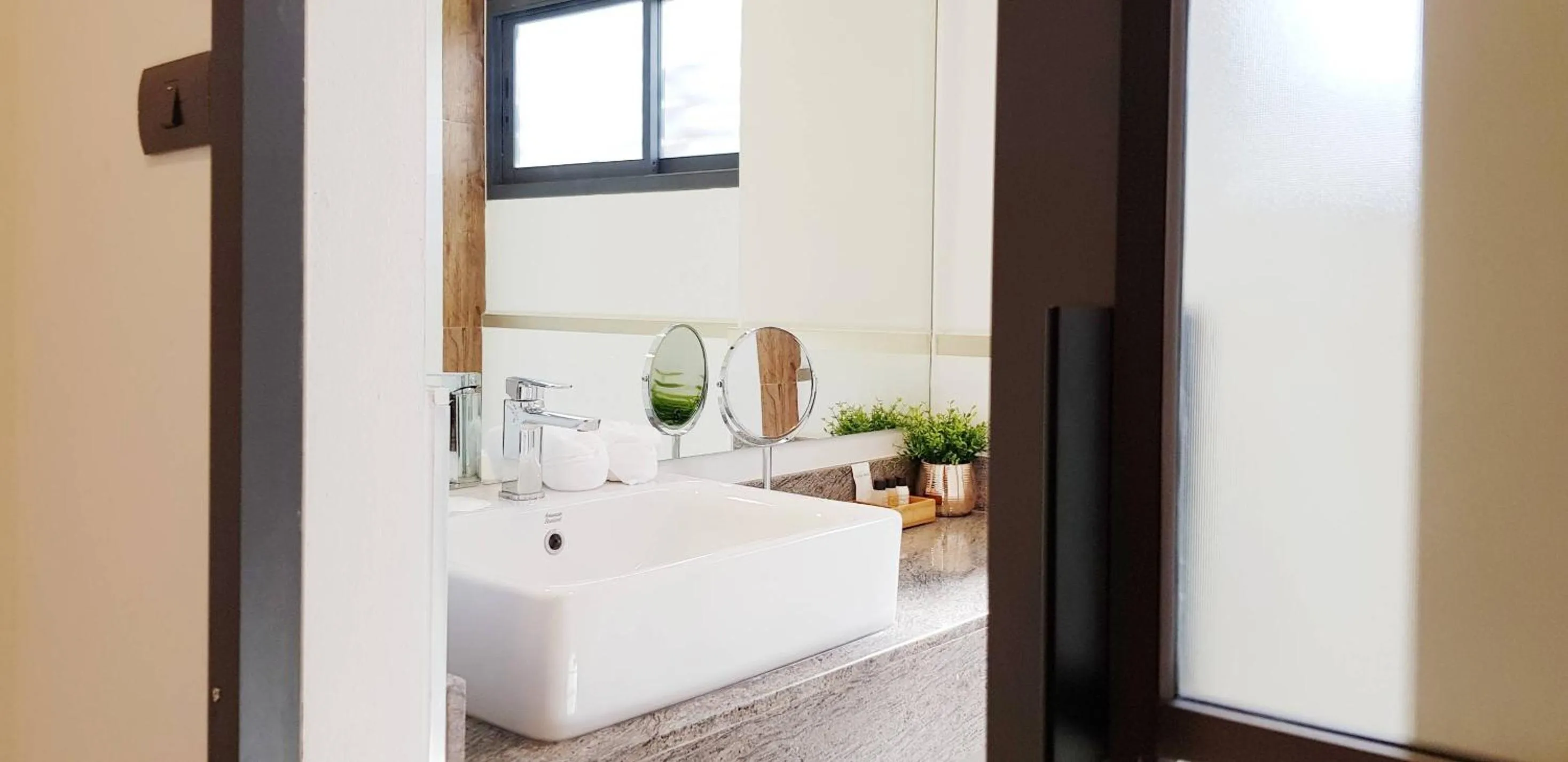 Bathroom, Bed in Hotel Matana