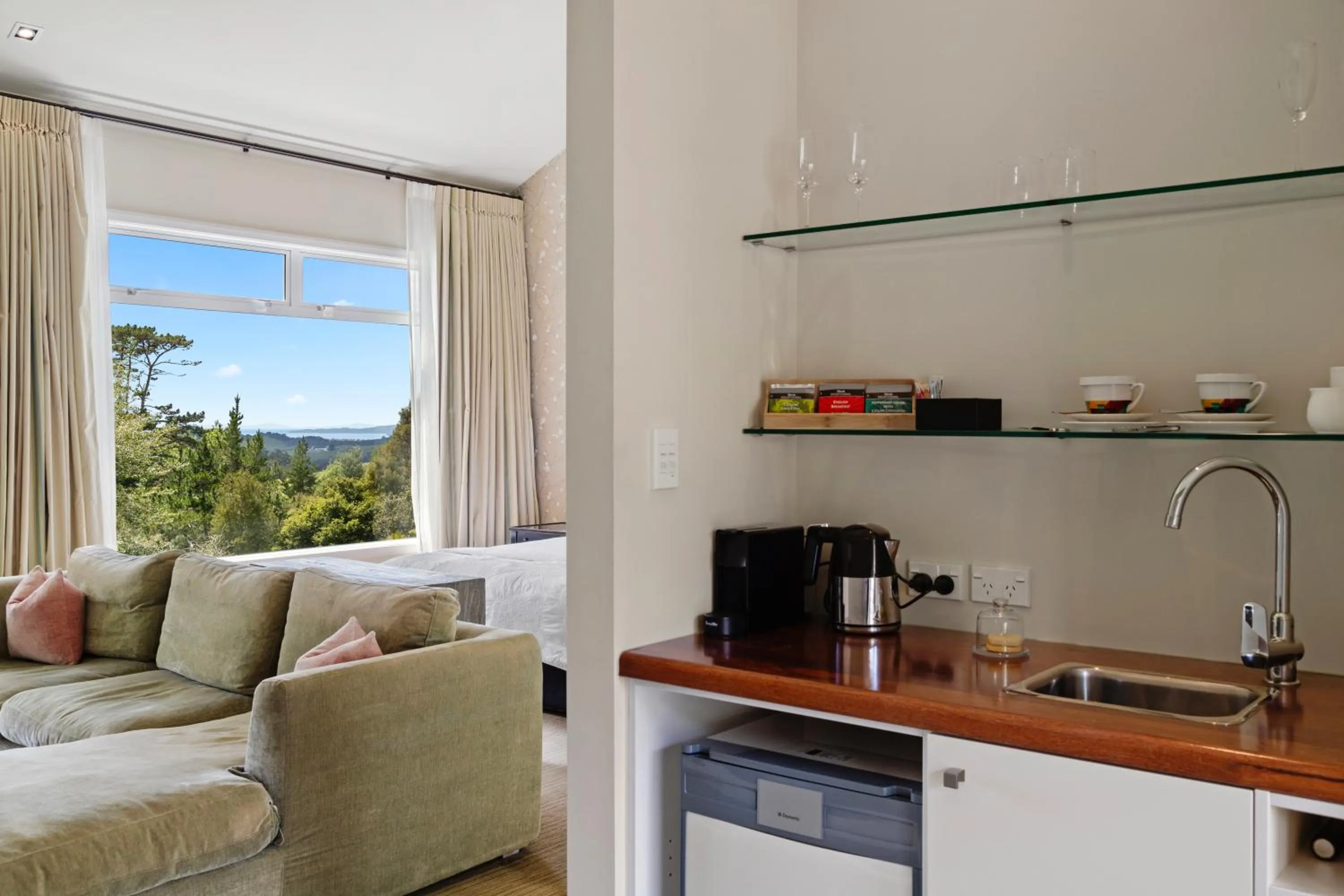 Coffee/tea facilities in Woodhouse Mountain Lodge